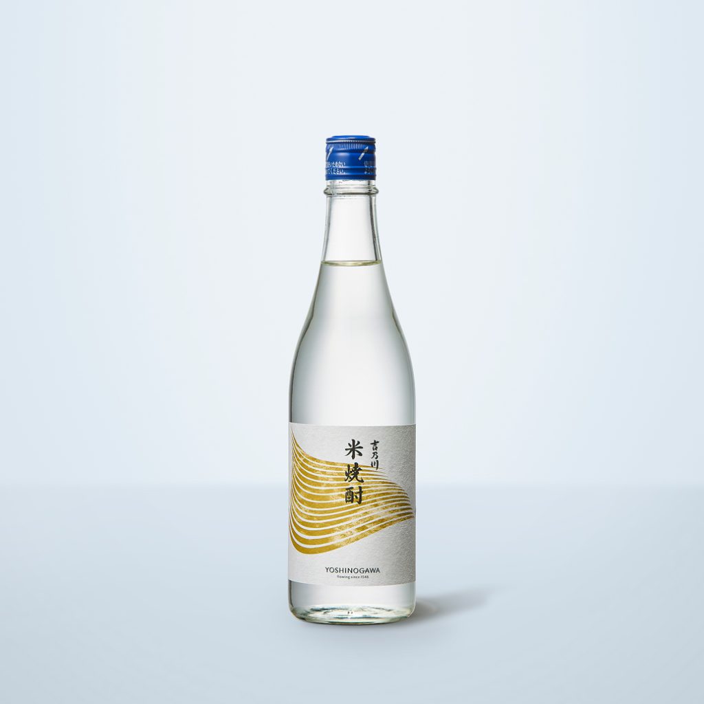吉乃川の仕込み水「天下甘露泉」を使用し、すっきりきれいな飲み口に仕上げた本格米焼酎です。 米由来のまろやかさと透明感があり、ロックでもストレートでも、食事と合わせても楽しみやすい一本です。