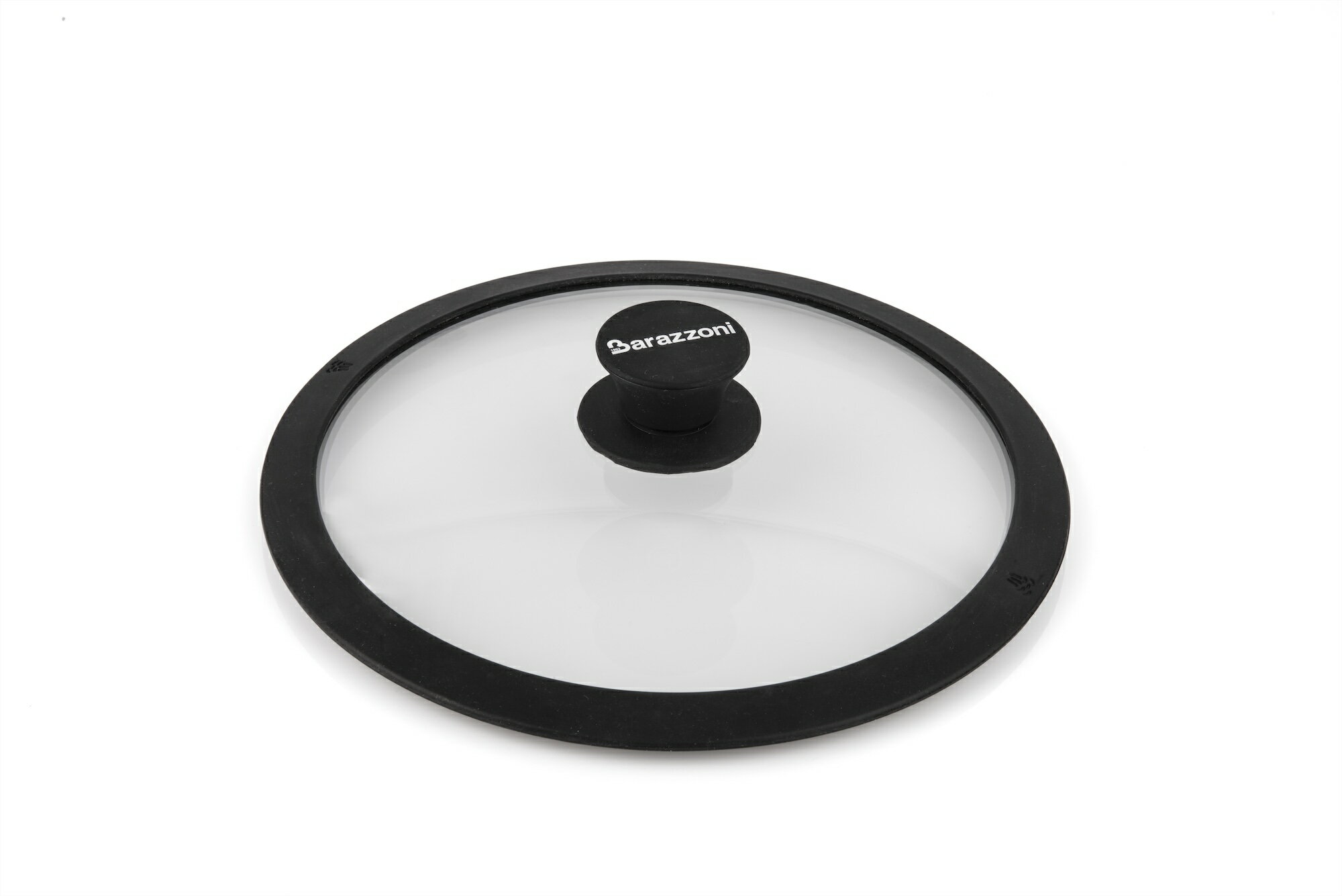 シリコン エッジ付き強化ガラス蓋 シリコン エッジは、鍋やフライパンのエッジを傷つけたり、台無しにしたりしません。耐熱ノブ、ソフト タッチ仕上げ・サイズ：20 x 20 x cm - L・主素材：耐熱ガラス/ステンレス/シリコン・原産国：イタリア・IH、食器洗浄機可、電子レンジ不可、オーブン不可1903年創業 イタリア老舗ブランド「Barazzoni（バラゾーニ）」創業から120年経った今日、Barazzoni（バラゾーニ）は創業時と同じ価値観を持ちながら、ステンレスやアルミニウムの調理器具、圧力鍋、キッチン用品を高品質、デザイン、機能性、革新、環境保護、消費者の健康に重点を置いて製造しています。この家族経営の会社は、今や創業者直系の曽孫4代目によって運営されています。主力のポット類の製造は今も変わらず創業地の歴史あるイタリア本社工場で行われており、世界80ヶ国で「Made in Italy」ブランドを誇りに販売されています。またイタリア国内ではフラッグシップショップ「Barazzoni Store」を多店舗展開しています。ポルシェデザイン：バラゾーニは、調理器具の製造にデザインを取り入れた最初のイタリアの企業であり、社内に先進的なデザインスタジオを持っています。また世界的に著名なデザイナーとのコラボレーションも行っており、これまでに多数のデザイン賞を受賞し、製品が展示会や美術館で展示される機会を得ています。1969年にTummy コレクションが世界的権威の「金のコンパス賞」を受賞します。1989年にポルシェ911のデザインを手掛けた F.A.ポルシェ氏による Luci&Ombre コレクションを発売します。他にも My Lady、Moon、Olly コレクション等が多数のデザイン賞を獲得しています。調理器具の品質に気を配り、ダイナミックな消費者向けに考案された、ブラックのコレクション。新しいモレッタ フライパン ラインは、価格に見合った優れた価値と、直径 18 インチから 32 インチまでの幅広いラインナップを備えています。ノンスティック フライパンはイタリアのほとんどのキッチンで使用されており、内側のコーティングにより、食品がくっつくのを防ぐため、非常に重宝されています。軽くてヘルシーな調理を好む人にとって、ノンスティック フライパンは基本的なツールです。このフライパンは、コーティングにより、食品の準備に過剰な油脂を必要としません。