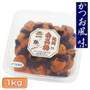 商品情報名称調味梅干原材料名梅、しそ、かつお削りぶし、漬け 原材料[食塩、還元水飴、発酵調味料、魚醤油、醸造酢、こんぶエキス、たん白酵素分解物（原材料の一部に大豆を含む）]内容量1kg賞味期限製造日より180日保存方法直射日光を避け常温で保存してください使用上の注意開封後要冷蔵、10℃以下製造者紀州四季の梅本舗　株式会社ノームプラニング　和歌山県御坊市熊野898　TEL:0120-05-3332ご家庭用梅干しのご注意ご家庭用梅干しは、梅の実に多少のキズ、つぶれがあります。色も形も不揃いですが、選別作業を省いたためで その分お買得になっています。紀州南高梅【ご家庭用 かつお風味 1kg】◆かつお風味◆紀州産南高梅100％使用。甘味料・着色料・保存料 不使用塩分約6%の梅干しに加えた　かつおじそは、風味豊かな鰹節としその葉が絶妙のバランスで調合されていますので、ご飯に良く合い、食欲をそそります。お子様にも食べやすく仕上げています。&nbsp; &nbsp; &nbsp; &nbsp; &nbsp; &nbsp; &nbsp; &nbsp;&nbsp;水からこだわっています一粒一粒大切に手作業しています体に優しい塩分約6%