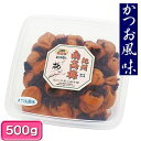 商品情報名称調味梅干原材料名梅、しそ、かつお削りぶし、漬け 原材料[食塩、還元水飴、発酵調味料、魚醤油、醸造酢、こんぶエキス、たん白酵素分解物（原材料の一部に大豆を含む）]内容量500g賞味期限製造日より180日保存方法直射日光を避け常温で保存してください使用上の注意開封後要冷蔵、10℃以下製造者紀州四季の梅本舗　株式会社ノームプラニング　和歌山県御坊市熊野898　TEL:0120-05-3332ご家庭用梅干しのご注意ご家庭用梅干しは、梅の実に多少のキズ、つぶれがあります。色も形も不揃いですが、選別作業を省いたためで その分お買得になっています。紀 州 南 高 梅◆かつお風味◆紀州産南高梅100％使用。甘味料・着色料・保存料 不使用塩分約6%の梅干しに加えた　かつおじそは、風味豊かな鰹節としその葉が絶妙のバランスで調合されていますので、ご飯に良く合い、食欲をそそります。お子様にも食べやすく仕上げています。&nbsp; &nbsp; &nbsp; &nbsp; &nbsp; &nbsp; &nbsp; &nbsp;&nbsp;水からこだわっています一粒一粒大切に手作業しています体に優しい塩分約6%