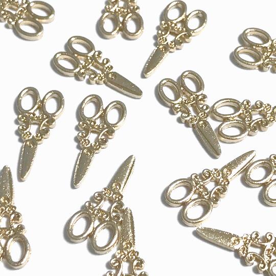 （4個セット）鋏のチャーム カン無し ミニチュア デコパーツ はさみ ライトゴールド ハサミ パーツ ハンドメイド ハンドメイドアクセサリー