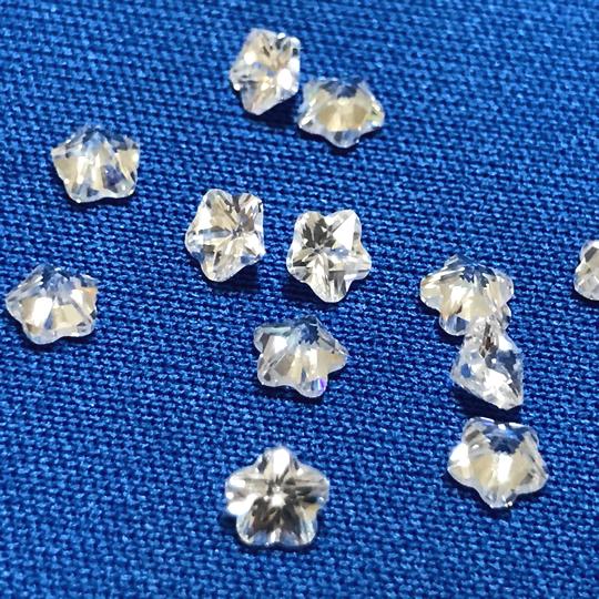 （4個セット）キュービックジルコニア 人工石 星のデコパーツ 4mm 高品質 スター クリスタル フラワー 花 キラキラ パーツ ハンドメイド