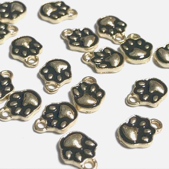 （2個セット）肉球のエポチャーム 黒 ライトゴールド 犬 猫 動物 ミニサイズ アニマル ドッグ ネコ キャット パーツ ハンドメイド