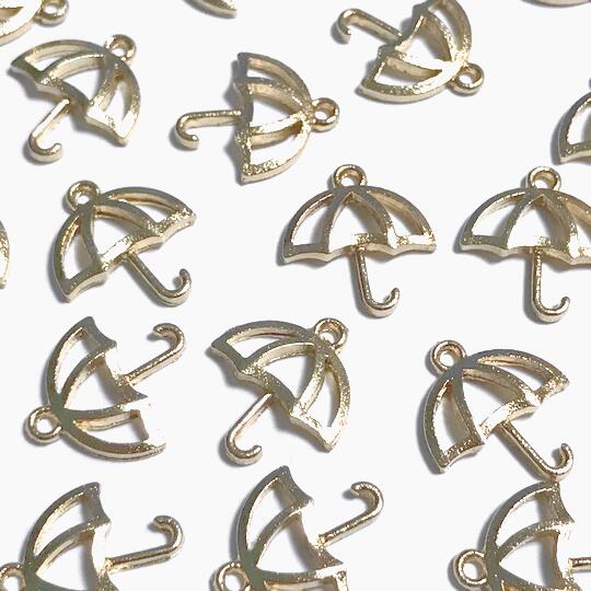 （4個セット）傘のチャーム ライトゴールド アンブレラ パラソル 梅雨 雨 レイン フレーム パーツ ハン..