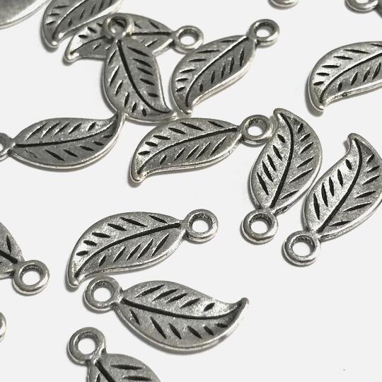 （4個セット）リーフのチャーム 葉 葉っぱ 銀古美 パーツ ハンドメイド
