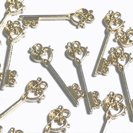 (2個セット)ト音記号とヘ音記号の鍵チャーム ライトゴールド 楽譜 音楽 譜面 ハ音記号 キー パーツ ハンドメイド