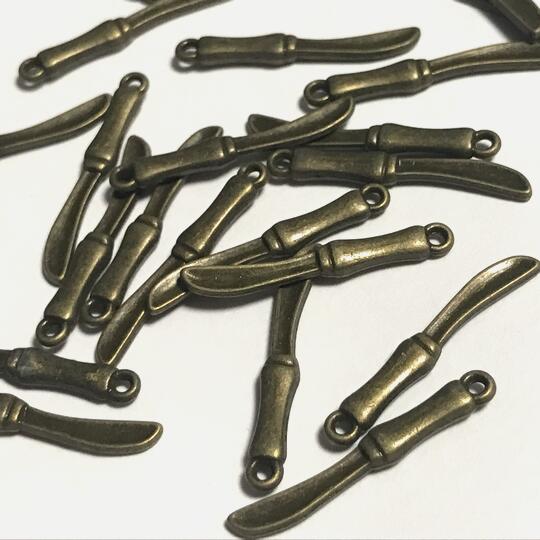 （4個セット）ナイフのチャーム 金古美 カトラリー パーツ 食器 ハンドメイド