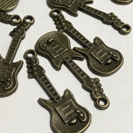 （4個セット）ギターのチャーム エレキギター 音楽 楽器 金古美 パーツ music ハンドメイド