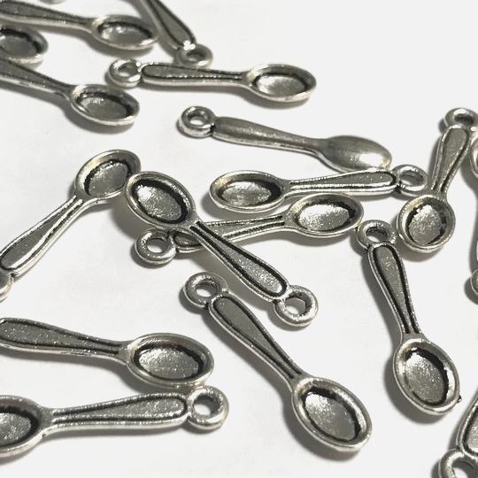 （20個セット）スプーンのチャーム カトラリー 銀古美 食器 パーツ ハンドメイド