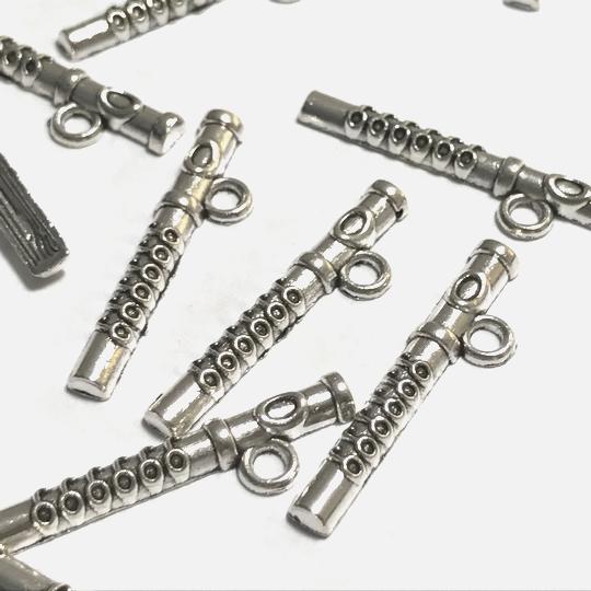 （4個セット）フルートのチャーム 銀古美 楽器 音楽 ハンドメイド パーツ