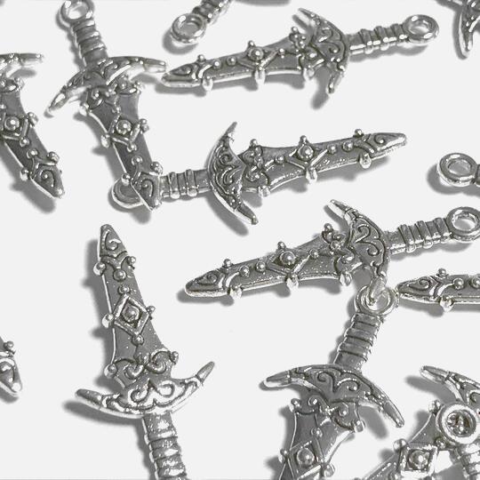 （2個セット）剣のチャーム 銀古美 武器 短刀 ファンタジー パーツ 資材 ハンドメイド