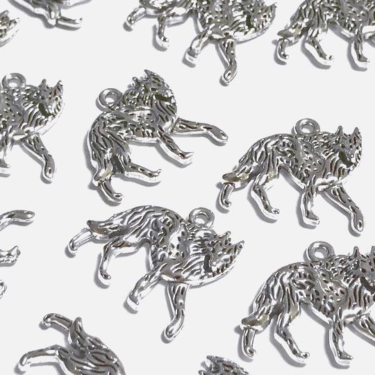 （4個セット）オオカミのチャーム 銀古美 狼 ウルフ 動物 アニマル パーツ ハンドメイド