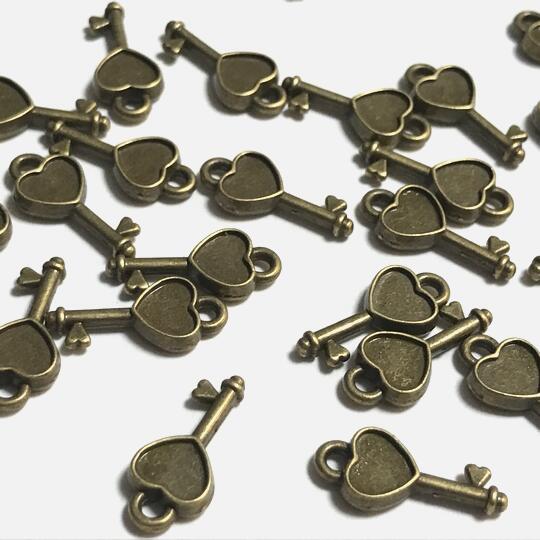 （5個セット）小さな鍵のチャーム ハート 金古美 キー パーツ ミール皿 ハンドメイド