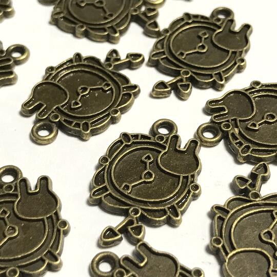 （4個セット）うさぎと時計のミール皿 兎 ウサギ 顔 チャーム 金古美 動物 アニマル パーツ ハンドメイド ハンドメイドアクセサリー