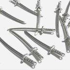 （2個セット）刀のチャーム 刀剣 銀古美 ソード 刃 和風 パーツ 武器 和モチーフ ハンドメイド
