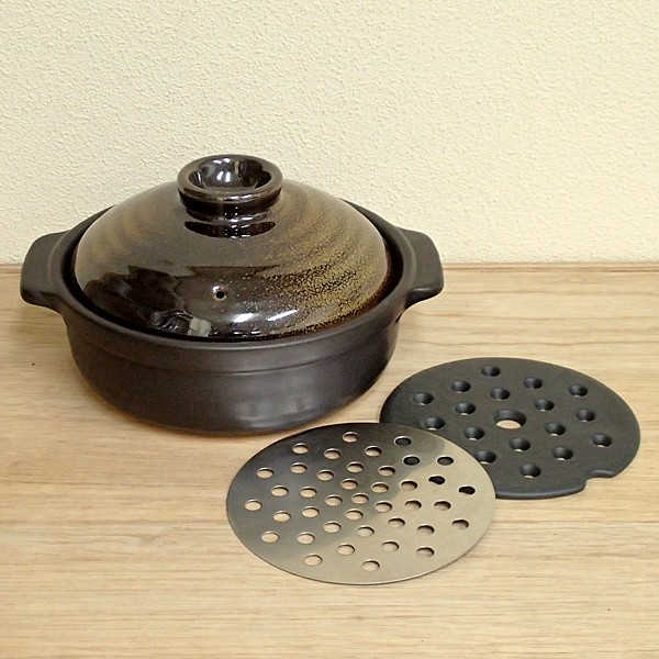 IH、直火どちらにも使える3人から4人用にお勧めの9号サイズの国産土鍋です。 ステンレスプレートと陶板が無い状態では、ガスコンロやカセットコンロ等の直火にご使用できます。 IH調理器具の場合、土鍋の底のクボミにステンレスのIHプレートを敷き、陶板を乗せて使用します。 陶製プレートは鍋底の焦げつき防止になります。 ※電子レンジ オーブン 直火 食洗機　使用可 ※焼き物のため、色やサイズに多少の誤差が生じます。 ※ステンレスプレートの直径は18cmです。IH調理器具でご使用になる場合は、IH調理器具の取り扱い説明書をご確認の上、使用可能サイズをお確かめください。 商品詳細 商品名 土鍋 IH対応 9号 金華 セット内容 土鍋 、陶板、ステンレスプレート×各1 サイズ W32.4×D28×H17cm（外寸）/約3000cc（満水） 材　質 耐熱陶器/ステンレス 製造国 日本製(美濃焼）IH調理器具でご使用になる場合は・・ 取り付け方 　　土鍋の底の溝に合わせてIHプレートをはめ込み、陶製プレートを乗せてください。 プレートのお手入れ方法　　 ご使用後はIHプレートと陶製プレートを外して洗ってください。 IHプレートの汚れが落ちにくい場合はクレンザーなどで汚れを落としてください。（陶製プレートは陶器ですのでクレンザー等は使用しないで下さい。） 土鍋本体と一緒によく乾燥させてから収納して下さい。 ※取り外しや洗浄時にプレートを扱う場合は手を切らないようにご注意下さい。 ※IHプレートが虹色に変色する場合がありますが、体に有害なものではありません。 ※IHプレートは消耗品ですので、変型・破損した際には、IHプレートを交換して下さい。 直火でご使用になる場合は・・ IHプレートと陶製プレートを外してご使用下さい。 土鍋豆知識 土鍋をキレイに長持ちさせるために、気をつけたいことや正しいお手入れ方法をご紹介します。 ●注意したいこと 空焚きはしないでください。 急激な温度変化は避けてください。 残った煮汁は早めに別の容器に移してください。 ●匂いが気になる・・・、ひびが入ってしまった・・・等 　洗い方からちょっとした裏技までご紹介します。 ◎洗い方 軽くぬるま湯で洗います。 中性洗剤をつけたスポンジでしっかり洗います。 釉薬が塗られていない底面も、中と同じように中性洗剤で洗ってください。 底面は水を含みやすいので底面を上にして、しっかり乾かします。 ◎匂いやヒビが気になった時は・・・ ＜匂い＞ その1：土鍋にたっぷりのお水と茶殻をひとつかみ入れて、火にかけて10分ほど煮立たせます。 その2：酢の殺菌・消臭効果を利用して、土鍋にたっぷりのお水とお酢（大さじ2〜3杯）を入れ、10分程煮立たせます。 ＜ヒビ＞ おかゆを炊いて、でんぷん質でヒビを埋めます。 また、残りご飯を煮ても効果があります。 ヒビはそのままにしおくと、臭いやカビの元となります。気がついたら早めに対処しましょう。