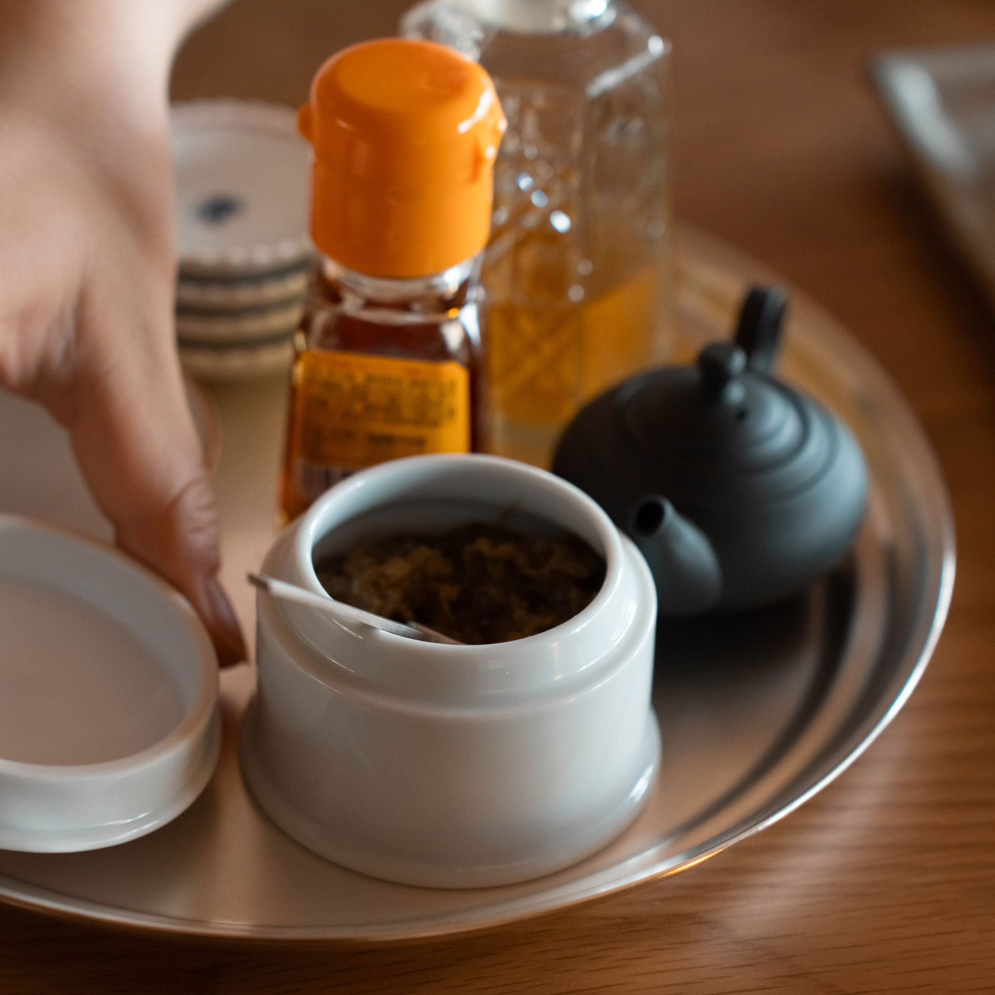 東屋 キャニスター 小 75ml 保存容器 調味料入れ 薬味入れ 珍味入れ 陶器 爪楊枝 綿棒 収納 蓋 スタッ..