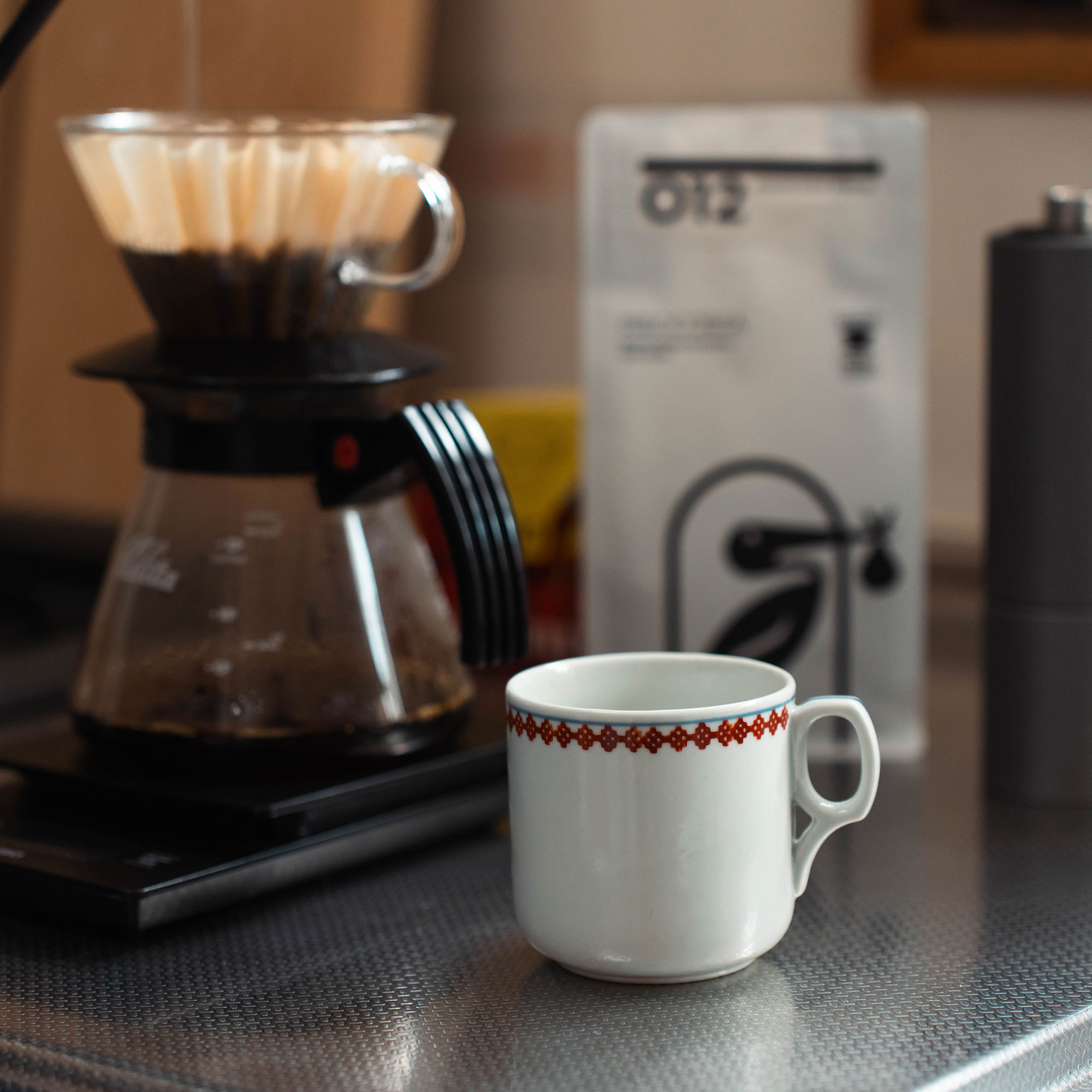 東屋 コーヒーカップ 大 230cc マグカップ 磁器 波佐見焼 白岳窯 日本製 国産 日本産 誕生日 ギフト 新居祝い 新築祝い プレゼント ラッピング 宅配便指定