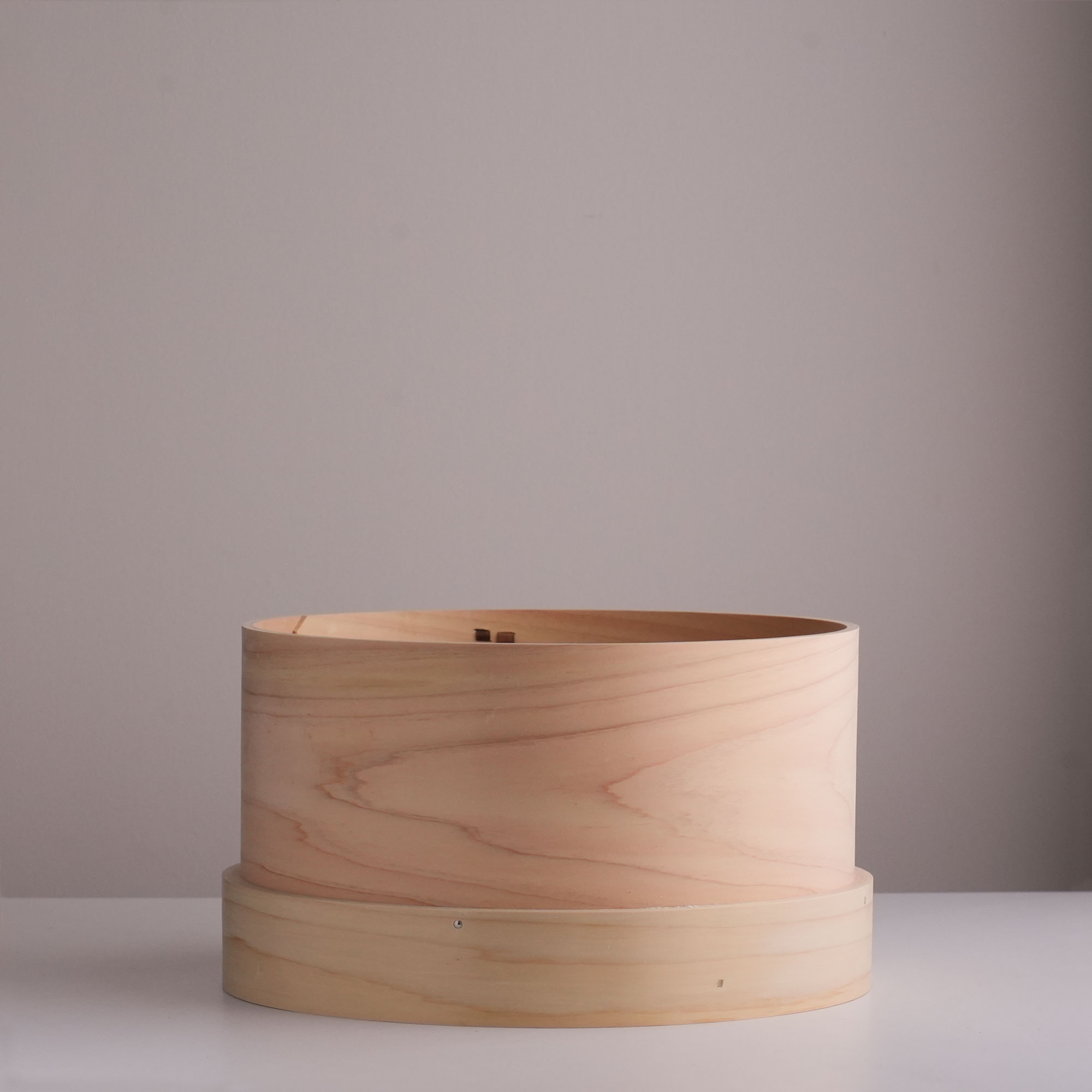 商品仕様 商品名 特級 和せいろ27 サイズ 本体：直径27cm×高さ7.5cm 素材 国産檜 / 竹 / ステンレス / 合成樹脂(塩化ビニル樹脂) 製造元 山一(長野県木曽郡) ブランド 山一 保証について 到着時不備があった場合は商品到着後1週間以内にご連絡下さい。当社負担にて良品とお取替えいたします。 なお、商品到着後1週間を超えてのご連絡の場合、原則としてお取替えに応じられませんのでご了承ください。 お客様の理由（ご注文間違い、思っていたものと違う等）によるご返品・交換は承れません。 使用上の注意 ・お届けする商品はすべてメーカー検品済み商品となります。 ・木や竹の性質上、色味や木目には個体差があります。サイズのわずかな違いや歪み、シミや斑点なども見られる場合がありますが、天然素材ならではの特徴としてご理解ください。 ・曲げ板の留め部分は、木の繊維に切り込みを入れ、桜皮または合成樹脂材で綴じています。そのため、木目や繊維の方向によっては留め部分にヒビ割れが生じることがあります。 ・加工の工程上、表面に毛羽立ちやザラつき、ささくれが残る場合がありますが、不良ではございません。 ・使用後は水切りして布巾で拭き取り、風通しのよい場所で2〜3時間ほど陰干ししてください。十分に乾燥させてから紙に包むか紙袋に入れて保管してください。水気が残ったままや湿気の多い場所での保管は、カビの原因となります。