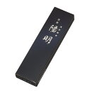 内容量：約8g 燃焼時間：約30分 線香の長さ：138mm／直径：2mm 原材料：椨皮粉、沈水香木、インド産白檀、天然白檀油、丁子、安息香、龍脳、香料類 ◆沈香の甘く落ち着いた薫り 香木の最高峰「伽羅」のもつ上品な甘味をベトナム産の「沈水香木」とさまざまな薫りの良い漢方香料を巧みに調香して創りあげています。残り香は、高級線香にふさわしく落ち着きがあり、しかも練香の薫りも感じさせます。 ●配送方法について（5個のご注文まで） ポスト投函便をご希望の場合、ご注文時に「配送方法」からお選びください。ご注文時は「通常配送料金」で計算されますが、ご注文後に弊社にて送料修正いたします。なお、配達日時指定はできません。沈香の甘く落ち着いた薫り：香木の最高峰「伽羅」のもつ上品な甘味をベトナム産の「沈水香木」とさまざまな薫りの良い漢方香料を巧みに調香して創りあげています。残り香は、高級線香にふさわしく落ち着きがあり、しかも練香の薫りも感じさせます。線香 お線香 お香 香 玉初堂