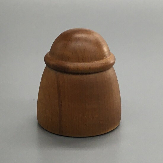 ●サイズ：高さ（フタ含む）約3.8cm × 幅 約3.3cm ●素材：ブナ材無垢、ウレタン仕上げ ●日本製 ※上蓋には、シリコンパッキンが付いており、本体にしっかりはまります。 ※天然木を使用しておりますので色合い・木目・サイズ・形状が若干異なる場合がございます。 ※「アノーン ウッド」には色合いの違う2種類がございます。本商品とは異なるお色をご希望の方は、恐れ入りますが、弊社ページ内よりご確認よろしくお願い致します。◆コロッと手に馴染むやわらかい形状が特徴です。また、天然木独特のあたたかみのある風合いが、見るものを優しい気持ちにしてくれます！