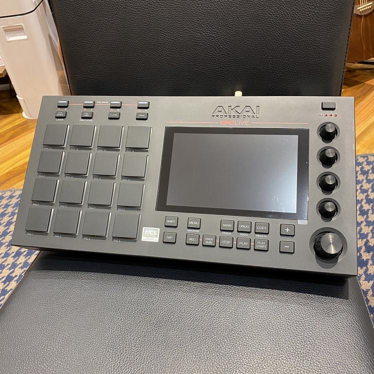 AKAI(アカイ）/MPC Live 【現物画像】 【中古】【USED】サンプラーパッドタイプ（MPC）【マークイズ福岡ももち店】