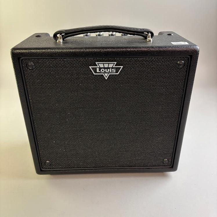 商品の詳細、状態などは【そよら成田ニュータウン店】0476-28-0511または『商品についてのお問合せ』ボタンよりお問合せ下さい 長年使えるサウンドと機能性を追及 【付属品】 電源ケーブル 箱なし 【特徴】 ギターのピッキングニュアンスがきちんと再現されることを第一に、ヴィンテージテイストのクリーントーンを追求しました。また、良いクリーントーンを作りこんだうえで、ミッドの効いたチューブアンプライクなディストーションサウンドを狙いました。音質も3バンド・イコライザーで細かく調整することができます。 家庭での練習に適したヘッドフォンアウト(フォンジャック)のほかCD/MP3 入力端子を装備していますので、好きな音楽を流しながらヘッドフォンで楽しく練習することができます。また、外装には耐久性の塗料を、ハンドルにはPVCレザーハンドルを採用。高級感のある飽きのこないデザインに仕上がりました。 【主な仕様】 電圧 : 100V, 50/60Hz 定格出力 : 15W 入力インピーダンス : 1MΩ 出力インピーダンス : 8Ω スピーカー : 8Ω,6.5” コントロール : GAIN、DRIVE、VOLUME、BASS、MIDDLE、TREBLE 出入力端子 : INPUT ：GUITAR、CD/MP3 OUTPUT：PHONES ヒューズ : 250V / 500mA サイズ : H340×W355×D177mm 重量 : 7kg 【状態】 通常使用において問題無し 【保証】 なし ■管理コード:2500002917316 ============================= ◆便利なショッピングクレジット ＜メリット1＞ クレジットカードも店舗来店も不要！自宅からスマートフォン・タブレット・パソコンでスピーディーなお申し込み。 ＜メリット2＞ 1回払い、分割払い、ボーナス払い（併用もOK）など 月々のお支払い金額はお客様の返済計画に合わせ柔軟に対応可能。 ※18歳以上(高校生不可)が対象 ◆掲載店舗以外でのお受け取り 当社規定の送料をご負担いただきます。 ◆ご注意 こちらの商品は店頭、他ECサイトでも販売しております。在庫情報の更新は迅速を心掛けておりますが、万一ご注文時に売り切れていた際は、商品がご用意できない場合がございます。誠に恐れ入りますがご容赦ください。 商品によって調整等でお届けに2〜3日いただく場合がございます。 ◆沖縄への発送に関して 陸送・船便となります。 航空輸送をご希望される場合は別途送料をいただきます。 ※航空機搭載不可となる規制対象商品（主に液体・スプレー類・磁石を含む荷物）は陸送・船便に限らせていただきます。 ◆転売、営利目的でのご注文に関して 当社サイトは転売や営利目的でのご注文はキャンセル対応をさせていただきます。 ●当サイトでは転売や営利目的としたご注文に関してはキャンセル対応をさせていただきます。 ●こちらの商品は店頭でも同時に販売しております。 ●店頭や他のサイトでの売却時には商品情報の削除は迅速な対応を心がけておりますが万が一ご注文後に売切れとなっておりました場合は誠に申し訳ありませんがご了承下さい。 ●商品によって調整等でお届けにお時間をいただく場合がございます。