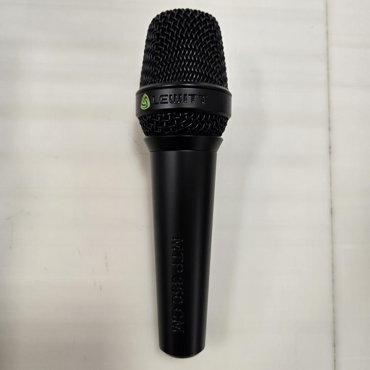 商品の詳細、状態などは【イオンモール筑紫野店】092-918-1040または『商品についてのお問合せ』ボタンよりお問合せ下さい ライブも宅録もワンランク上へ！美品中古のLEWITT MTP 350 CM入荷！ 【付属品】 箱、説明書、ケース、ホルダー、ウィンドスクリーン 【特徴】 プロ品質のクリアサウンドで定評のLEWITT「MTP 350 CM」が、美品中古で入荷しました！ 高品位コンデンサーカプセルを搭載し、ボーカルの表現力と存在感を引き出す1本。ライブステージでの使用はもちろん、配信やレコーディングにもぴったりのプロフェッショナルモデルです。カーディオイド（単一指向性）設計でハウリングにも強く、明瞭で自然なサウンドをしっかりキャッチします。 外観コンディション良好・動作もチェック済み。細かなスリキズ程度で、目立つダメージはございません。 持ち運びにも安心な専用ポーチ・ホルダー・元箱・説明書付き！ 【状態】 【主な仕様】 ■ カプセル：コンデンサー型 ■ 指向性：カーディオイド（単一指向性） ■ ステージユースにも強い堅牢なボディ ■ 明瞭かつ自然なサウンド ■ソフトケース：あり ■箱：あり ■管理コード:2500003689786 ============================= ◆便利なショッピングクレジット ＜メリット1＞ クレジットカードも店舗来店も不要！自宅からスマートフォン・タブレット・パソコンでスピーディーなお申し込み。 ＜メリット2＞ 1回払い、分割払い、ボーナス払い（併用もOK）など 月々のお支払い金額はお客様の返済計画に合わせ柔軟に対応可能。 ※18歳以上(高校生不可)が対象 ◆掲載店舗以外でのお受け取り 当社規定の送料をご負担いただきます。 ◆ご注意 本商品は店頭および他ECサイトと在庫を共有しており、ご注文のタイミングにより在庫に差異が生じる場合がございます。 その為、ご注文時に完売の場合もございますので、あらかじめご了承ください。 複数のご注文が重なった場合は、先着順にご案内いたします。 何卒ご理解賜りますようお願い申し上げます。 商品によって調整等でお届けに2〜3日いただく場合がございます。 ◆沖縄への発送に関して 陸送・船便となります。 航空輸送をご希望される場合は別途送料をいただきます。 ※航空機搭載不可となる規制対象商品（主に液体・スプレー類・磁石を含む荷物）は陸送・船便に限らせていただきます。 ◆転売、営利目的でのご注文に関して 当社サイトは転売や営利目的でのご注文はキャンセル対応をさせていただきます。 ●当サイトでは転売や営利目的としたご注文に関してはキャンセル対応をさせていただきます。 ●こちらの商品は店頭でも同時に販売しております。 ●店頭や他のサイトでの売却時には商品情報の削除は迅速な対応を心がけておりますが万が一ご注文後に売切れとなっておりました場合は誠に申し訳ありませんがご了承下さい。 ●商品によって調整等でお届けにお時間をいただく場合がございます。