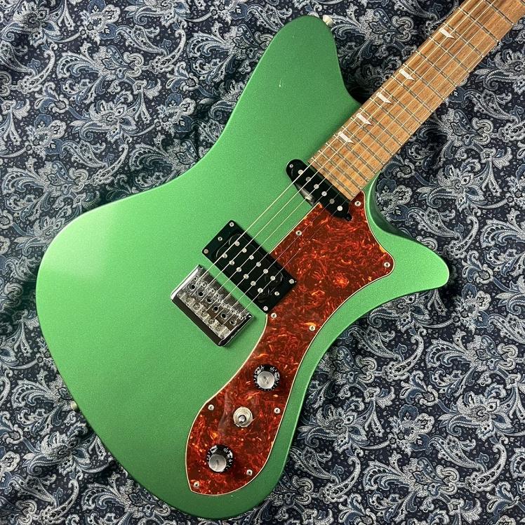 商品の詳細、状態などは【イオンモール大日店】06-6901-3525または『商品についてのお問合せ』ボタンよりお問合せ下さい 【商品状態】 ※※※【必ずご一読ください】※※※ ネック反り：順ぞり気味 フレット残り：8割程度 トラスロッド：余裕あり 傷・使用感：使用に伴う傷あり。 ボディトップフロントPU上部塗装の剥げあり。 ガリ箇所　なし 弦高：6弦→1.7mm　1弦→1.5mm 重量：3.31kg またその他の打痕・傷で写真では入りきらなかったものもありますので、 お気軽に当店までお申し付けください。 付属品：純正ギグケース。　 通常使用の上で問題なく演奏が可能でございます。 また、こちらの商品はイオンモール大日店内にて、現物を展示販売しております。 可能な限り画像で確認出来るようにはしておりますが、ご来店が可能であれば是非現物をご確認ください。 その際は店舗へ予めご連絡いただければ、当店スタッフがご準備してお待ちいたしますので、どうぞお気軽にご連絡ください。 ◆ご注意◆ ※こちらの商品は同時に店頭でも販売しております。 　　売却時の商品情報の削除は迅速を心掛けておりますが、万一ご注文後に売り切れとなっておりました場合は、 　　誠に申し訳ございませんがご容赦ください。 ※商品によって、調整等でお届けに2〜3日いただく場合がございます。予めご了承ください。 ※商品のお問い合わせ、ご購入はメールでの対応を優先させていただく事を予めご了承ください。 38mm厚のスリムなアルダーボディは独自のデザインによりバランスに優れ、 ハイポジションも弾きやすい。 シンプルなノントレモロブリッジは弦を裏通しにしており弦振動をロスなくボディに伝達。 明瞭なコード感でバッキングにも心地よいサウンドです。 ■管理コード:2500000976247 ============================= ◆便利なショッピングクレジット ＜メリット1＞ クレジットカードも店舗来店も不要！自宅からスマートフォン・タブレット・パソコンでスピーディーなお申し込み。 ＜メリット2＞ 1回払い、分割払い、ボーナス払い（併用もOK）など 月々のお支払い金額はお客様の返済計画に合わせ柔軟に対応可能。 ※18歳以上(高校生不可)が対象 ◆掲載店舗以外でのお受け取り 当社規定の送料をご負担いただきます。 ◆ご注意 こちらの商品は店頭、他ECサイトでも販売しております。在庫情報の更新は迅速を心掛けておりますが、万一ご注文時に売り切れていた際は、商品がご用意できない場合がございます。誠に恐れ入りますがご容赦ください。 商品によって調整等でお届けに2〜3日いただく場合がございます。 ◆沖縄への発送に関して 陸送・船便となります。 航空輸送をご希望される場合は別途送料をいただきます。 ※航空機搭載不可となる規制対象商品（主に液体・スプレー類・磁石を含む荷物）は陸送・船便に限らせていただきます。 ◆転売、営利目的でのご注文に関して 当社サイトは転売や営利目的でのご注文はキャンセル対応をさせていただきます。 ●当サイトでは転売や営利目的としたご注文に関してはキャンセル対応をさせていただきます。 ●こちらの商品は店頭でも同時に販売しております。 ●店頭や他のサイトでの売却時には商品情報の削除は迅速な対応を心がけておりますが万が一ご注文後に売切れとなっておりました場合は誠に申し訳ありませんがご了承下さい。 ●商品によって調整等でお届けにお時間をいただく場合がございます。