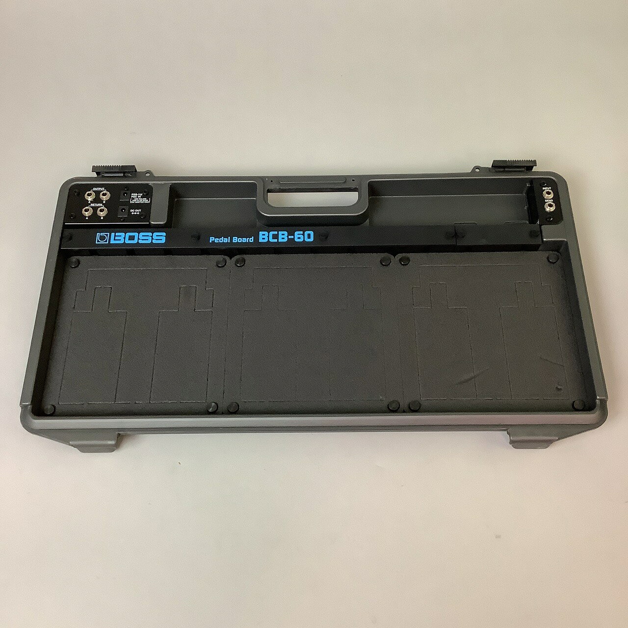 商品の詳細、状態などは【 そよら成田ニュータウン店 】0476-28-0511または『商品についてのお問合せ』ボタンよりお問合せ下さい。【付属品】電源ケーブルDCケーブルパッチケーブル【特徴】BCB-60は、BOSSコンパクト・シリーズはもちろん、ツイン・ペダル・シリーズなど、愛用のエフェクターを自由にセッティングできるペダル・ボードです。【状態】傷、汚れありますが動作問題なし【保証】なし●当サイトでは転売や営利目的としたご注文に関してはキャンセル対応をさせていただきます。●こちらの商品は店頭でも同時に販売しております。●店頭や他のサイトでの売却時には商品情報の削除は迅速な対応を心がけておりますが万が一ご注文後に売切れとなっておりました場合は誠に申し訳ありませんがご了承下さい。●商品によって調整等でお届けにお時間をいただく場合がございます。●当店ではお買い上げ明細書のお渡しは行っておりません。　ご希望の場合はご注文後、お問い合わせよりご連絡下さいませ。　メールにてPDF形式のものをお送りさせていただきます。お支払い合計金額が3万円以上（税込）のお買い上げで月々のお支払いが3000円以上にてご利用いただけます。※ご利用には信販会社の所定の審査がございます。具体的なお支払い例やプラン詳細はバナーをクリックしてご確認ください。