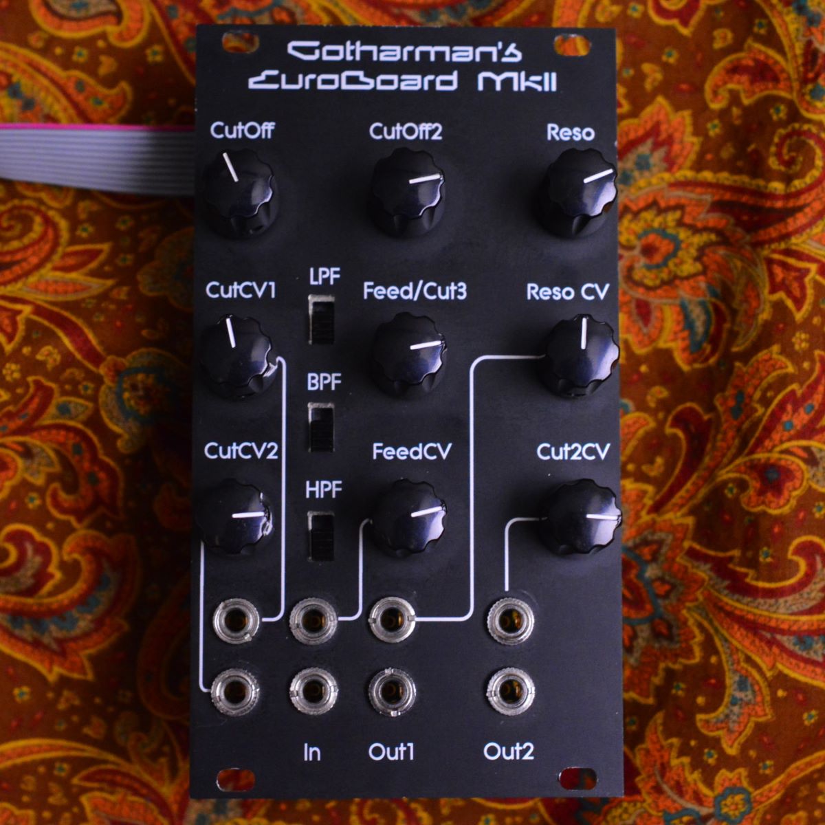 商品の詳細、状態などは【 梅田茶屋町店 】06-6292-7905または『商品についてのお問合せ』ボタンよりお問合せ下さい。シンセサイザー / モジュラーシンセ【商品状態】※※※【必ずご一読ください】※※※■コンディション等キズ・使用感：通常使用による傷等の使用感がございます。またその他の打痕・傷で写真では入りきらなかったものもありますので、お気軽に当店までお申し付けください。■付属品：本体のみ、通常使用の上で問題なく演奏が可能でございます。また、こちらの商品は店内にて、現物をショーケース内で展示販売しております。可能な限り画像で確認出来るようにはしておりますが、ご来店が可能であれば是非現物をご確認ください。その際は店舗へ予めご連絡いただければ、当店スタッフがご準備してお待ちいたしますので、どうぞお気軽にご連絡ください。◆ご注意◆※こちらの商品は同時に店頭でも販売しております。　　売却時の商品情報の削除は迅速を心掛けておりますが、万一ご注文後に売り切れとなっておりました場合は、　　誠に申し訳ございませんがご容赦ください。※商品によって、調整等でお届けに2?3日いただく場合がございます。予めご了承ください。※商品のお問い合わせ、ご購入はメールでの対応を優先させていただく事を予めご了承ください。●当サイトでは転売や営利目的としたご注文に関してはキャンセル対応をさせていただきます。●こちらの商品は店頭でも同時に販売しております。●店頭や他のサイトでの売却時には商品情報の削除は迅速な対応を心がけておりますが万が一ご注文後に売切れとなっておりました場合は誠に申し訳ありませんがご了承下さい。●商品によって調整等でお届けにお時間をいただく場合がございます。●当店ではお買い上げ明細書のお渡しは行っておりません。　ご希望の場合はご注文後、お問い合わせよりご連絡下さいませ。　メールにてPDF形式のものをお送りさせていただきます。