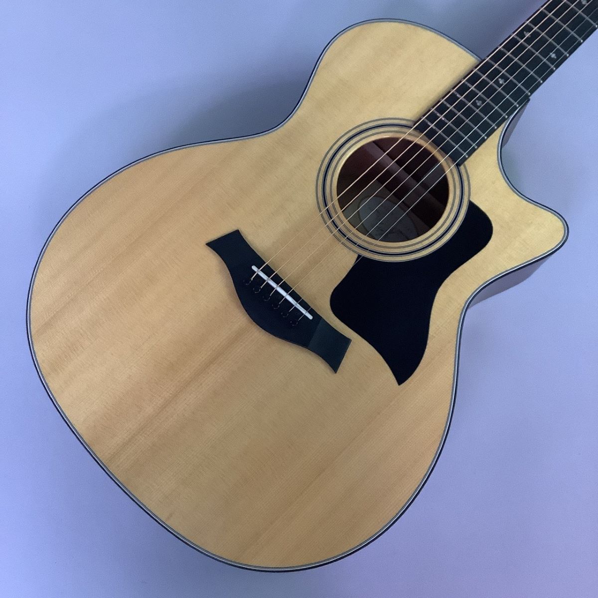 商品の詳細、状態などは【 そよら成田ニュータウン店 】0476-28-0511または『商品についてのお問合せ』ボタンよりお問合せ下さい。アコースティックギター【付属品】ハードケース【特徴】Taylor の最も人気のあるモデルであり、市場で最も売れている米国製アコースティックギターの1つである 314ce オール単板 トーンウッドと快適な感触を備えた、典型的な Taylor 体験を提供します。 この Grand Auditorium は、 単板 サペリのバックとサイド、シトカスプルーストップの組み合わせが特徴で、パンチの効いたきらめく中音域と、温かみのあるウッディな低音域が生み出し、生き生きとした高音域とバランスが取れています。こちらはV-Class前のX-ブレーシング仕様。【仕様】シェイプ：グランド・オーディトリアムトップ材：シトカ・スプルースサイドバック：サペリネック：トロピカル・マホガニー指版：エボニー【状態】ネック：まっすぐトラスロッド：余裕ありフレット残：8割電装系：問題なし弦高：6弦側3.00mm 1弦側2.00mm【保証】6か月※保証は日本国内のみ有効●当サイトでは転売や営利目的としたご注文に関してはキャンセル対応をさせていただきます。●こちらの商品は店頭でも同時に販売しております。●店頭や他のサイトでの売却時には商品情報の削除は迅速な対応を心がけておりますが万が一ご注文後に売切れとなっておりました場合は誠に申し訳ありませんがご了承下さい。●商品によって調整等でお届けにお時間をいただく場合がございます。●当店ではお買い上げ明細書のお渡しは行っておりません。　ご希望の場合はご注文後、お問い合わせよりご連絡下さいませ。　メールにてPDF形式のものをお送りさせていただきます。