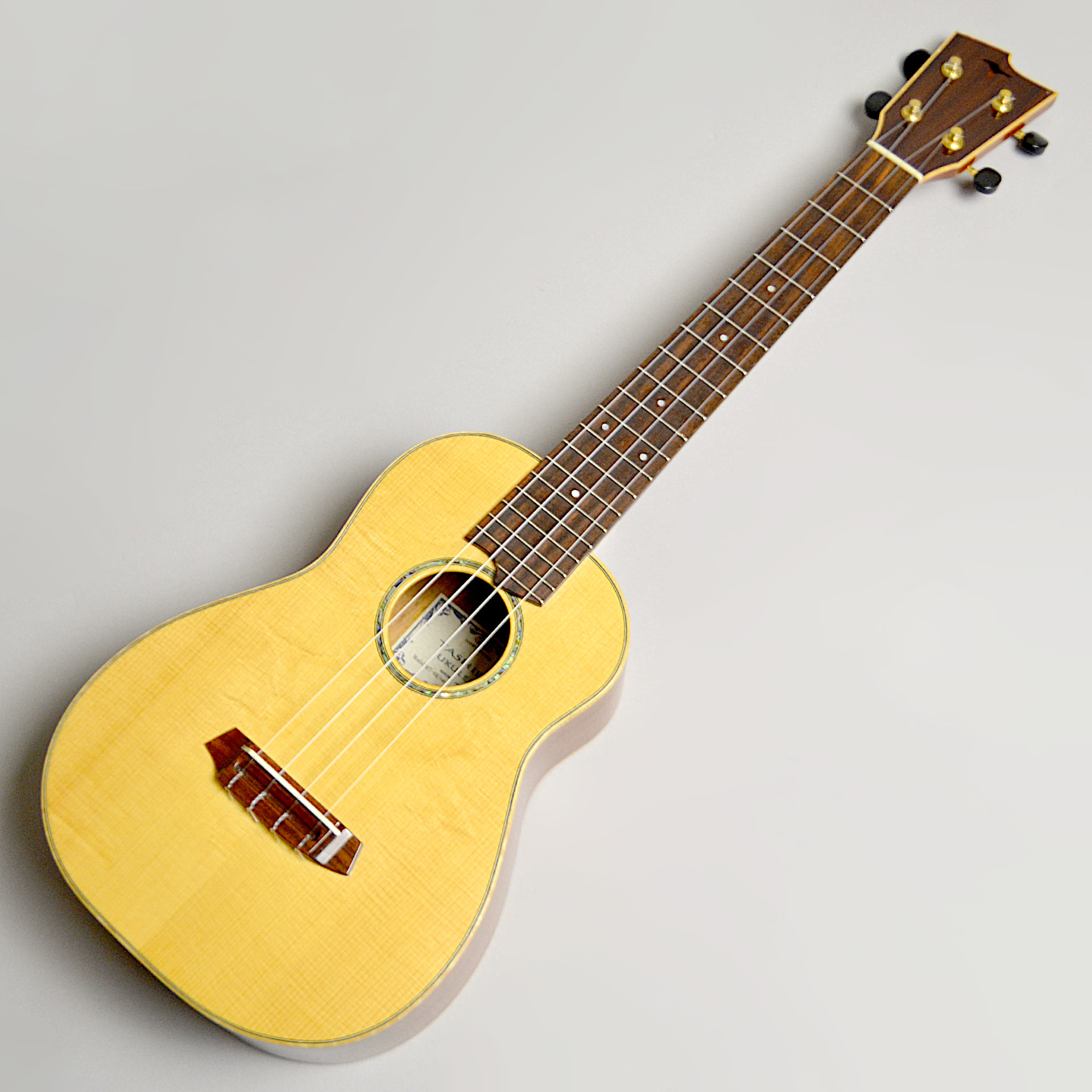 商品の詳細、状態などは【 イオンモール名古屋茶屋店 】052-309-3560または『商品についてのお問合せ』ボタンよりお問合せ下さい。ウクレレ◆商品仕様表板：ジャーマンスプルース横・裏板：コアネック：マホ指板：ローズウッドスケール：431mm塗装：ラッカー◆傷・不備点・ヘッド先端に打痕が数か所、ヘッドトップにスリキズが数か所、ヘッドサイドにスリキズが数か所、ネック裏に打痕が数か所、ボディ全体に写真に写りにくい細かいスリキズが数か所、各金属パーツにくすみがあります。◆その他詳細付属品：ギグケース◆状態説明ネック：現状真っ直ぐです。フレット：8割程度の残量があります。弦高：現状14フレット上で1弦2.3mm〜4弦2.5mmです。上記は調整時の状態です。経過時間によっては状態が変化している場合もございます。＝＝＝＝＝＝＝＝＝＝＝＝＝＝＝＝＝＝＝＝＝＝＝＝＝＝≪ご注意≫※こちらの商品は同時に店頭でも販売しており、売却時の商品情報の削除は迅速を心掛けております。万一ご注文後に売り切れとなった場合は、誠に申し訳ございませんがご了承ください。※中古商品やアウトレット商品に関しましては、撮影が困難な写りにくい細かいキズ等がところどころにある場合がございます。誠に申し訳ございませんが、予めご了承ください。※商品によって、調整等でお届けに2〜3日いただく場合がございます。予めご了承ください。※商品のお問い合わせ、ご購入はメールでの対応を優先させていただく事を予めご了承ください。＝＝＝＝＝＝＝＝＝＝＝＝＝＝＝＝＝＝＝＝＝＝＝＝＝＝ウクレレ製作家、田代輝之氏によるミディアムテナーの手工品ウクレレが中古で入荷しました。通常のテナーよりの少し小ぶりで抱えやすく中空ヘッドによる軽量化・低音から高音まで響くふくよかなトーンを実現しています。わずかに左右のボディショルダー形状が違うカッタウェイがハイポジションでの演奏性を高めています。●当サイトでは転売や営利目的としたご注文に関してはキャンセル対応をさせていただきます。●こちらの商品は店頭でも同時に販売しております。●店頭や他のサイトでの売却時には商品情報の削除は迅速な対応を心がけておりますが万が一ご注文後に売切れとなっておりました場合は誠に申し訳ありませんがご了承下さい。●商品によって調整等でお届けにお時間をいただく場合がございます。●当店ではお買い上げ明細書のお渡しは行っておりません。　ご希望の場合はご注文後、お問い合わせよりご連絡下さいませ。　メールにてPDF形式のものをお送りさせていただきます。