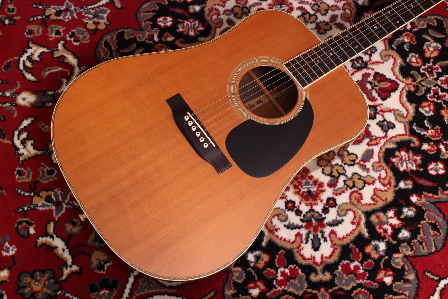 商品の詳細、状態などは【 札幌パルコ店 】011-214-2391または『商品についてのお問合せ』ボタンよりお問合せ下さい。アコースティックギター【特徴】トップはスプルース単板、サイド＆バックはハカランダ合板を採用。シリアル番号から78年製と思われます。【状態】フレット残り：残り8割トラスロッドの余裕：締める方向に残り90度程度打痕：ボディ、ネックに多め傷や汚れ：全体的に多めその他：ボリュート部分に割れあり、接着と塗装の修正がされており現状問題ありません※ヘッド裏の写真参照弦高：ネックは真っ直ぐな状態で12フレット上6弦側で3.0mm、1弦側で2.4mm付属品：非純正ハードケース●当サイトでは転売や営利目的としたご注文に関してはキャンセル対応をさせていただきます。●こちらの商品は店頭でも同時に販売しております。●店頭や他のサイトでの売却時には商品情報の削除は迅速な対応を心がけておりますが万が一ご注文後に売切れとなっておりました場合は誠に申し訳ありませんがご了承下さい。●商品によって調整等でお届けにお時間をいただく場合がございます。●当店ではお買い上げ明細書のお渡しは行っておりません。　ご希望の場合はご注文後、お問い合わせよりご連絡下さいませ。　メールにてPDF形式のものをお送りさせていただきます。