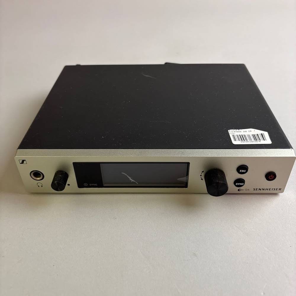 商品の詳細、状態などは【 そよら成田ニュータウン店 】0476-28-0511または『商品についてのお問合せ』ボタンよりお問合せ下さい。PA / レコーディング機器 / ワイヤレスシステム / 受信機【付属品】電源アダプター【特徴】世界最大規模のライブステージに通用する強力な帯域と送信パワーを備え、完全なコントロールを実現する直感的な OLED ディスプレイを装備したオールメタルハウジングに内蔵されたトゥルーダイバーシティハーフラックレシーバー。進化したワイヤレス G4 300/500 シリーズシステム。【状態】通電確認済み【保証】3か月●当サイトでは転売や営利目的としたご注文に関してはキャンセル対応をさせていただきます。●こちらの商品は店頭でも同時に販売しております。●店頭や他のサイトでの売却時には商品情報の削除は迅速な対応を心がけておりますが万が一ご注文後に売切れとなっておりました場合は誠に申し訳ありませんがご了承下さい。●商品によって調整等でお届けにお時間をいただく場合がございます。●当店ではお買い上げ明細書のお渡しは行っておりません。　ご希望の場合はご注文後、お問い合わせよりご連絡下さいませ。　メールにてPDF形式のものをお送りさせていただきます。お支払い合計金額が3万円以上（税込）のお買い上げで月々のお支払いが3000円以上にてご利用いただけます。※ご利用には信販会社の所定の審査がございます。具体的なお支払い例やプラン詳細はバナーをクリックしてご確認ください。