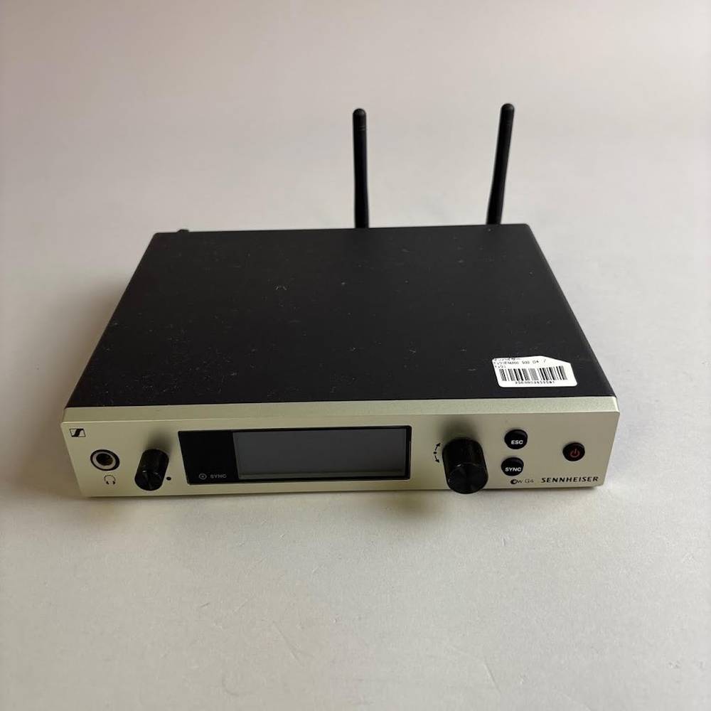 商品の詳細、状態などは【 そよら成田ニュータウン店 】0476-28-0511または『商品についてのお問合せ』ボタンよりお問合せ下さい。PA / レコーディング機器 / ワイヤレスシステム / 受信機【付属品】電源アダプター【特徴】世界最大規模のライブステージに通用する強力な帯域と送信パワーを備え、完全なコントロールを実現する直感的な OLED ディスプレイを装備したオールメタルハウジングに内蔵されたトゥルーダイバーシティハーフラックレシーバー。進化したワイヤレス G4 300/500 シリーズシステム。【状態】通電確認済み【保証】3か月●当サイトでは転売や営利目的としたご注文に関してはキャンセル対応をさせていただきます。●こちらの商品は店頭でも同時に販売しております。●店頭や他のサイトでの売却時には商品情報の削除は迅速な対応を心がけておりますが万が一ご注文後に売切れとなっておりました場合は誠に申し訳ありませんがご了承下さい。●商品によって調整等でお届けにお時間をいただく場合がございます。●当店ではお買い上げ明細書のお渡しは行っておりません。　ご希望の場合はご注文後、お問い合わせよりご連絡下さいませ。　メールにてPDF形式のものをお送りさせていただきます。お支払い合計金額が3万円以上（税込）のお買い上げで月々のお支払いが3000円以上にてご利用いただけます。※ご利用には信販会社の所定の審査がございます。具体的なお支払い例やプラン詳細はバナーをクリックしてご確認ください。