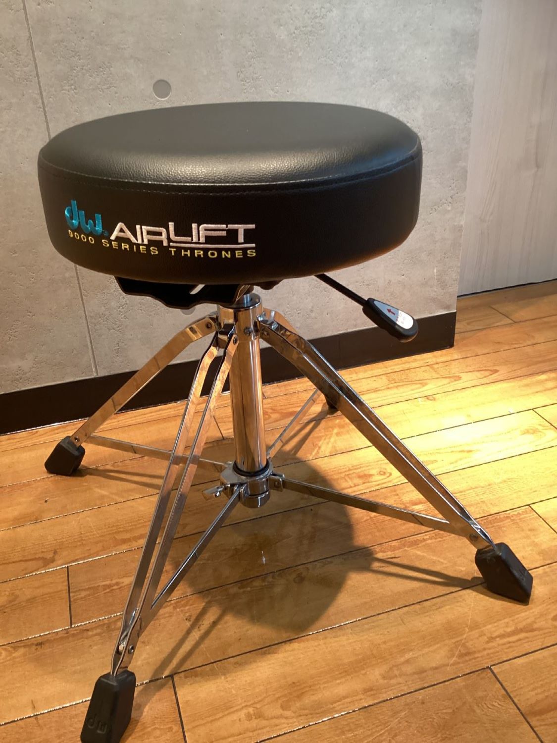 商品の詳細、状態などは【 札幌パルコ店 】011-214-2391または『商品についてのお問合せ』ボタンよりお問合せ下さい。ドラム / パーカッション金属部の曇りは若干みられます。空気圧の低下、シートの破れなどはなくこのまま使用可能です。付属品なし、中古保証なし(お届け時の不具合のみご対応）での販売となります。DW(Drum Workshop)のドラムスローン（ドラムイス）最上級の9000シリーズの、空気圧高さ調節ドラムイスの中古品です。シートに座ったままレバーを軽く引き上げることで、空気圧を利用し自在な高さに上下し、好みの位置に調節可能。レバーを戻せばその位置で固定されます。回転させたり、チューニングキーでの固定は不要で、スピーディに高さ調節が可能です。安定感のある4脚（通常は3脚）、大き目の丸型シートで演奏に安定感をもたらします。ドラマーだけでなく鍵盤奏者、ギタリストにもおすすめ。ーーーーーーーーーーーーーーーーー製品概要エアリフト・スローン。頑丈な4脚式折りたたみベースと、空気圧式による簡単な高さ調節機能を備えています。最小高さ：20インチ（51cm）、最大高さ：27.5インチ（70cm）*特徴：空気圧式高さ調整（米国特許第7,718,878号）4脚ベース特殊フォームを組み合わせた厚手のシートーーーーーーーーーーーーーーーーー●当サイトでは転売や営利目的としたご注文に関してはキャンセル対応をさせていただきます。●こちらの商品は店頭でも同時に販売しております。●店頭や他のサイトでの売却時には商品情報の削除は迅速な対応を心がけておりますが万が一ご注文後に売切れとなっておりました場合は誠に申し訳ありませんがご了承下さい。●商品によって調整等でお届けにお時間をいただく場合がございます。●当店ではお買い上げ明細書のお渡しは行っておりません。　ご希望の場合はご注文後、お問い合わせよりご連絡下さいませ。　メールにてPDF形式のものをお送りさせていただきます。