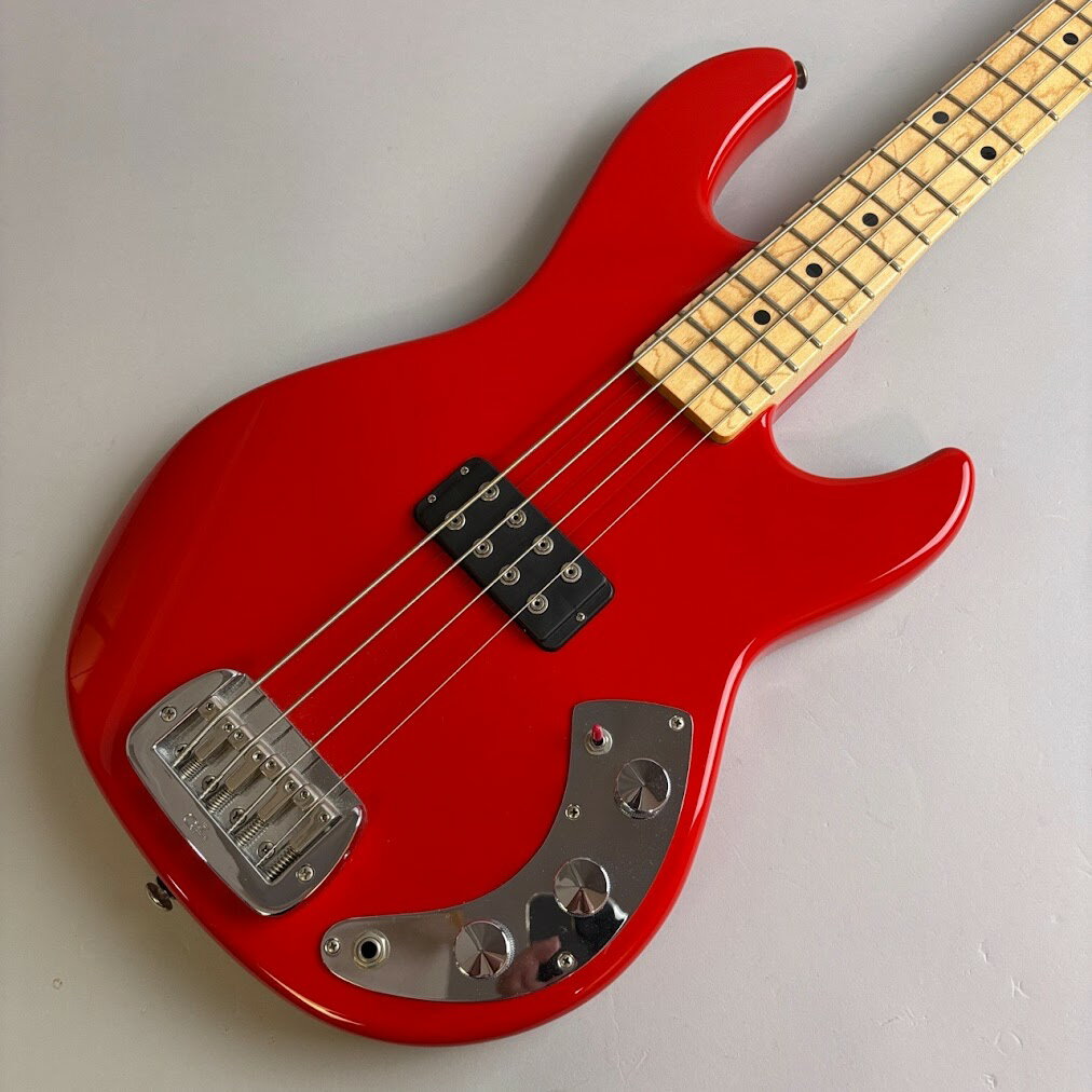 商品の詳細、状態などは【 そよら成田ニュータウン店 】0476-28-0511または『商品についてのお問合せ』ボタンよりお問合せ下さい。ベース【付属品】ハードケース 【特徴】1980年代のG&Lベースの最高峰を再現した、USA製CLFResearchのG＆L L1000 Rally Redが中古入荷しました。丸みを帯びたネック形状と、古き良き光沢塗装の滑らかな手触り。オリジナルCLF/G&Lヘッドの洗練されたモダンな美学が魅力です。1980年代のディテールを忠実に再現し、CLF製削り出しノブ、流麗なラインを持つコントロールプレート、そして名高いL-1000「OMGモード」を含む3ポジション・ミニトグルスイッチを装備しています。これら全ての良さを、よりスリムな90年代中盤のLシリーズボディ形状に凝縮。快適性と軽量化を実現し、長時間のライブでも余裕のトーンとスタイルを保つことが可能です。アルダー材ボディにメイプル指板のステージ映えするラリーレッドボディが魅力です。 【主な仕様】Body:AlderNeck:MapleFinger board:MapleNECK PROFILE: CLF/G&L 1 5/8" slim C with 9 1/2" radiusFRETS: Medium Jumbo, Jescar 57110 18% nickel silverTUNING KEYS: Custom G&L "Ultra-Lite" with aluminum tapered string postsBRIDGE: Leo Fender-designed G&L Saddle Lock with chrome-plated brass saddlesELECTRONICS: 3-position mini toggle for parallel/split/OMG pickup modes, volume, treble, bass 【状態】ネック：まっすぐ トラスロッド：余裕あり フレット残：7割 弦高：4弦側 2.3mm 1弦側 2.1mm（12F上）重量：3.9kg 電装系：問題なし 状態：全体的に使用感はありますが、目立つ傷や汚れはありません。シリアル：CLF1907030 【保証】 6カ月※保証は日本国内のみ有効●当サイトでは転売や営利目的としたご注文に関してはキャンセル対応をさせていただきます。●こちらの商品は店頭でも同時に販売しております。●店頭や他のサイトでの売却時には商品情報の削除は迅速な対応を心がけておりますが万が一ご注文後に売切れとなっておりました場合は誠に申し訳ありませんがご了承下さい。●商品によって調整等でお届けにお時間をいただく場合がございます。●当店ではお買い上げ明細書のお渡しは行っておりません。　ご希望の場合はご注文後、お問い合わせよりご連絡下さいませ。　メールにてPDF形式のものをお送りさせていただきます。