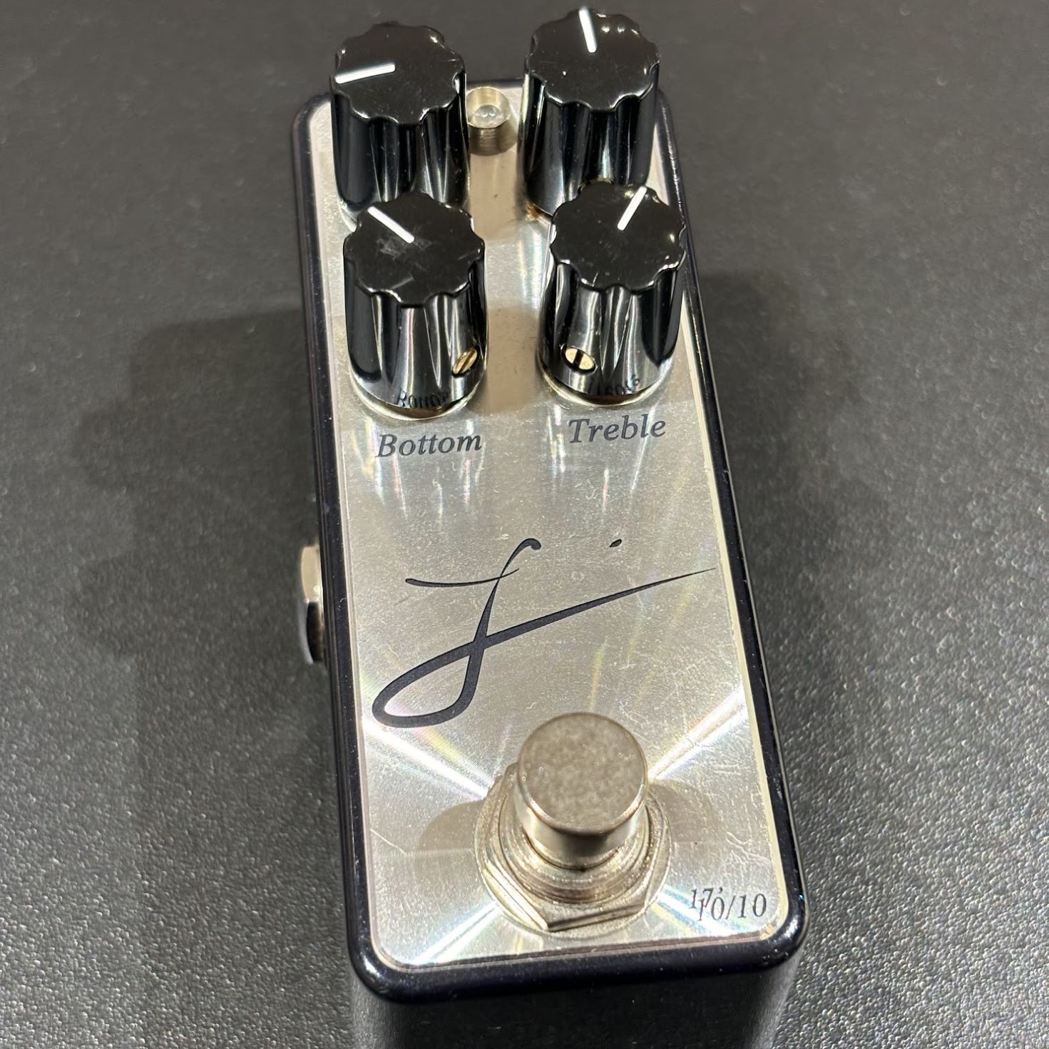 商品の詳細、状態などは【 イオンモール伊丹昆陽店 】072-787-8840または『商品についてのお問合せ』ボタンよりお問合せ下さい。エフェクター / ディストーション / オーバードライブ / 歪み傷や汚れ：塗装剥がれ、傷あり電装パーツ：問題無し付属品：無し●当サイトでは転売や営利目的としたご注文に関してはキャンセル対応をさせていただきます。●こちらの商品は店頭でも同時に販売しております。●店頭や他のサイトでの売却時には商品情報の削除は迅速な対応を心がけておりますが万が一ご注文後に売切れとなっておりました場合は誠に申し訳ありませんがご了承下さい。●商品によって調整等でお届けにお時間をいただく場合がございます。●当店ではお買い上げ明細書のお渡しは行っておりません。　ご希望の場合はご注文後、お問い合わせよりご連絡下さいませ。　メールにてPDF形式のものをお送りさせていただきます。