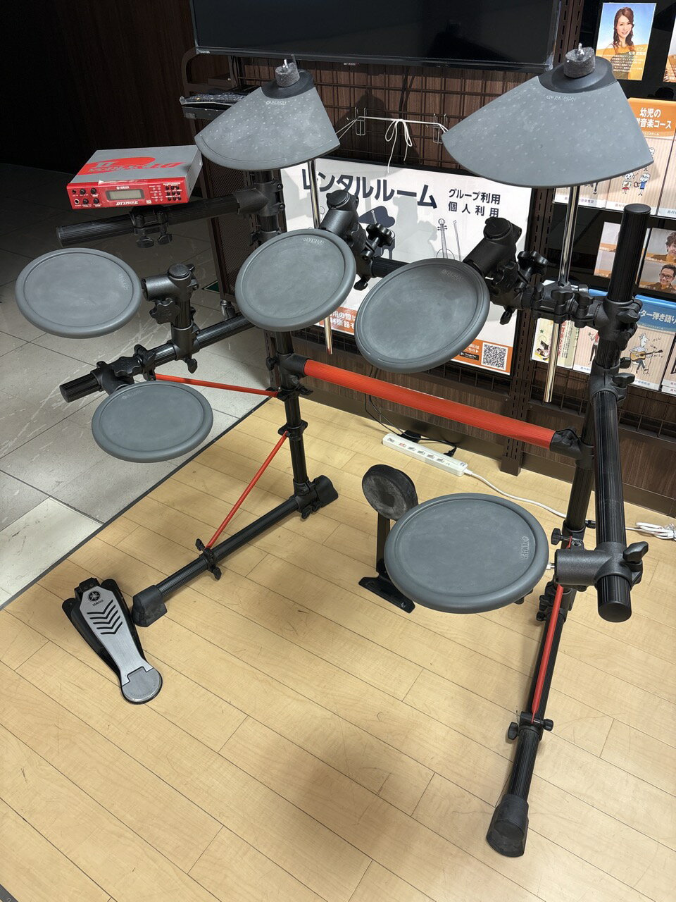 商品の詳細、状態などは【 フィール旭川店 】0166-26-1911または『商品についてのお問合せ』ボタンよりお問合せ下さい。ドラム / パーカッション / 電子ドラム傷や汚れ：大きく気になる部分は特にございませんが、年数・使用による、ゴム変色・小傷・多少の汚れございます。動作状況：問題ございません。　※電子機器のみ※ヘッドホン・キックペダル・スティック・ドラムイス（スツール）は付属しておりませんので、別売りになります。※保証なし●当サイトでは転売や営利目的としたご注文に関してはキャンセル対応をさせていただきます。●こちらの商品は店頭でも同時に販売しております。●店頭や他のサイトでの売却時には商品情報の削除は迅速な対応を心がけておりますが万が一ご注文後に売切れとなっておりました場合は誠に申し訳ありませんがご了承下さい。●商品によって調整等でお届けにお時間をいただく場合がございます。●当店ではお買い上げ明細書のお渡しは行っておりません。　ご希望の場合はご注文後、お問い合わせよりご連絡下さいませ。　メールにてPDF形式のものをお送りさせていただきます。