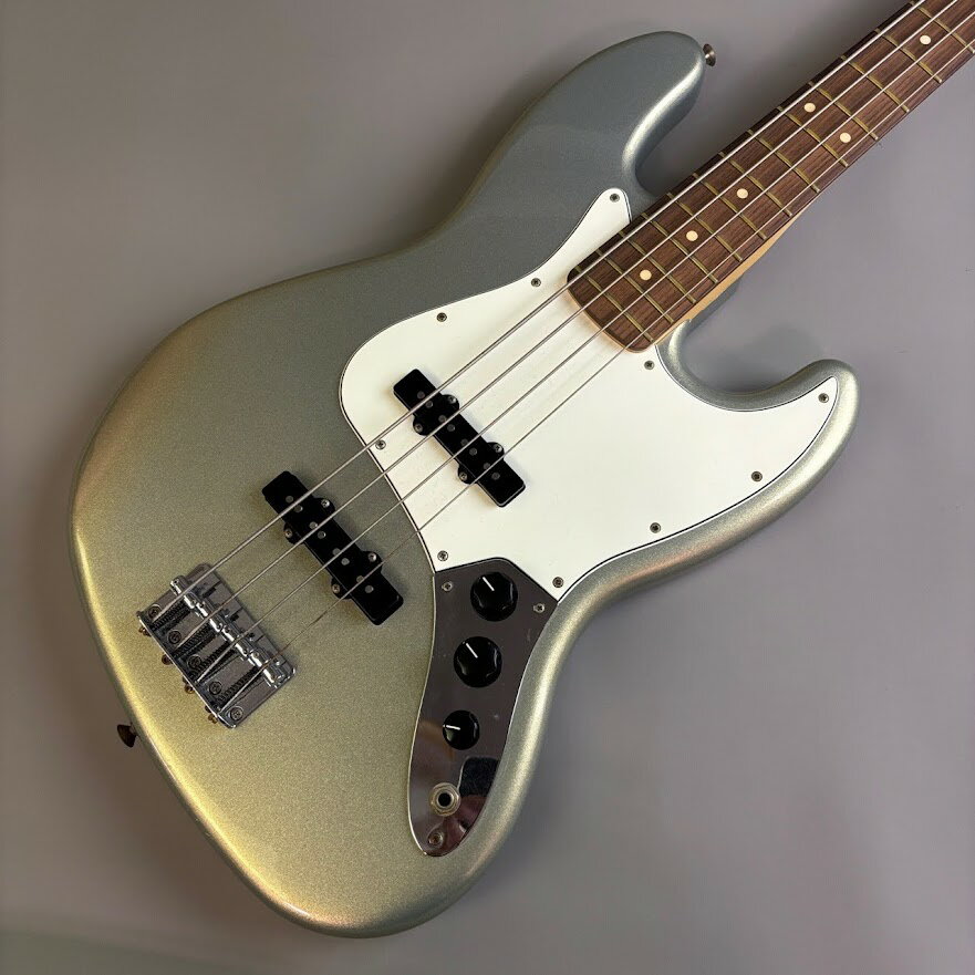 商品の詳細、状態などは【 そよら成田ニュータウン店 】0476-28-0511または『商品についてのお問合せ』ボタンよりお問合せ下さい。ベース / ジャズベース / ジャズベ【付属品】純正ソフトケース 【特徴】2基のシングルコイルピックアップを搭載し、スムーズなプレイを可能にするPlayer Jazz Bassは、クラシックでエレガントなスタイルのベースです。タイトでパワフル、且つ重々しい正真正銘のフェンダーベーストーンを生み出します。■グロスフィニッシュのアルダーボディ■2基のPlayer Series Single-Coil Jazz Bassピックアップ■2ヴォリューム、マスタートーン■モダンCシェイプのネック■9.5インチラジアスの指板（指板Rとは）ギターネックのフレットが打ち付けてある弦を押さえる指板面の曲がり具合の事で、円半径のラジアス（ラディアス）の頭文字「R」と記載されていることがほとんどです。円の半径の長さで曲率を表し、高速道路やレースサーキットなどでカーブの度合いを表す場合は「メートル」単位ですが、ギター指板の場合は「インチ」あるいは「ミリ」表記（1インチ＝25.4ミリ）となります。この距離（長さ）単位の記載がない事が多いのは少々不親切ともとれますが「指板のどこかの長さの実寸」かという漠然とした誤解を防止する意図もあるようです。計測には専用のラジアスゲージやスケールを使用します。また、同じブランド・同じ種類のギターでも型番やモデルによってRが変わるケースもありますので要チェックポイントです。 【主な仕様】BODY:AlderNECK:MapleFINGER BOARD:Pau FerroPICKUPS:Player Series Alnico 5 Single-Coil Jazz BassCONTROLS：Volume 1. (Middle Pickup), Volume 2. (Bridge Pickup), Master ToneBRIDGE：4-Saddle Standard 【状態】ネック：まっすぐ トラスロッド：余裕あり フレット残：7割 弦高：4弦側 2.4mm 1弦側 2.1mm（12F上）重量：4.24kg 電装系：問題なし 状態：ボディバックに目立つ傷があります。ボディ再度にいくつかの打痕があります。シリアル：MX21241809 【保証】 6カ月※保証は日本国内のみ有効●当サイトでは転売や営利目的としたご注文に関してはキャンセル対応をさせていただきます。●こちらの商品は店頭でも同時に販売しております。●店頭や他のサイトでの売却時には商品情報の削除は迅速な対応を心がけておりますが万が一ご注文後に売切れとなっておりました場合は誠に申し訳ありませんがご了承下さい。●商品によって調整等でお届けにお時間をいただく場合がございます。●当店ではお買い上げ明細書のお渡しは行っておりません。　ご希望の場合はご注文後、お問い合わせよりご連絡下さいませ。　メールにてPDF形式のものをお送りさせていただきます。