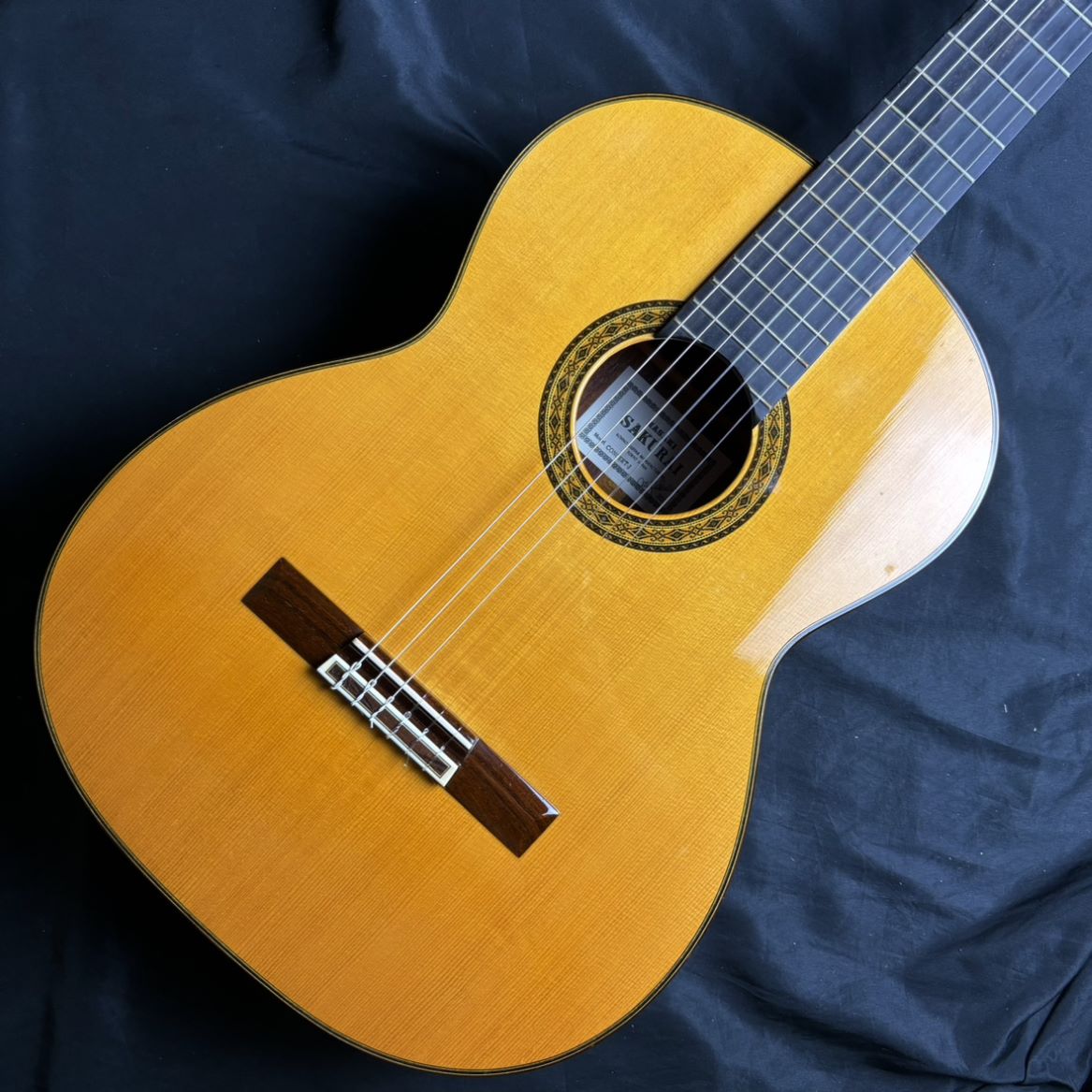 商品の詳細、状態などは【 横浜ビブレ店 】045-314-5255または『商品についてのお問合せ』ボタンよりお問合せ下さい。クラシックギター表板: スプルース又は米杉裏板 横板: マダガスカル・ローズウッド指板: エボニー駒: マダガスカル・ローズウッド塗装: カシュー指板幅: 52/67 mmフレット残り：8割打痕：目立つ打痕無し傷や汚れ：使用感あり弦高：6弦12F　4.5?o　1弦12F　4.0?o付属ケース：純正ハードケース●当サイトでは転売や営利目的としたご注文に関してはキャンセル対応をさせていただきます。●こちらの商品は店頭でも同時に販売しております。●店頭や他のサイトでの売却時には商品情報の削除は迅速な対応を心がけておりますが万が一ご注文後に売切れとなっておりました場合は誠に申し訳ありませんがご了承下さい。●商品によって調整等でお届けにお時間をいただく場合がございます。●当店ではお買い上げ明細書のお渡しは行っておりません。　ご希望の場合はご注文後、お問い合わせよりご連絡下さいませ。　メールにてPDF形式のものをお送りさせていただきます。