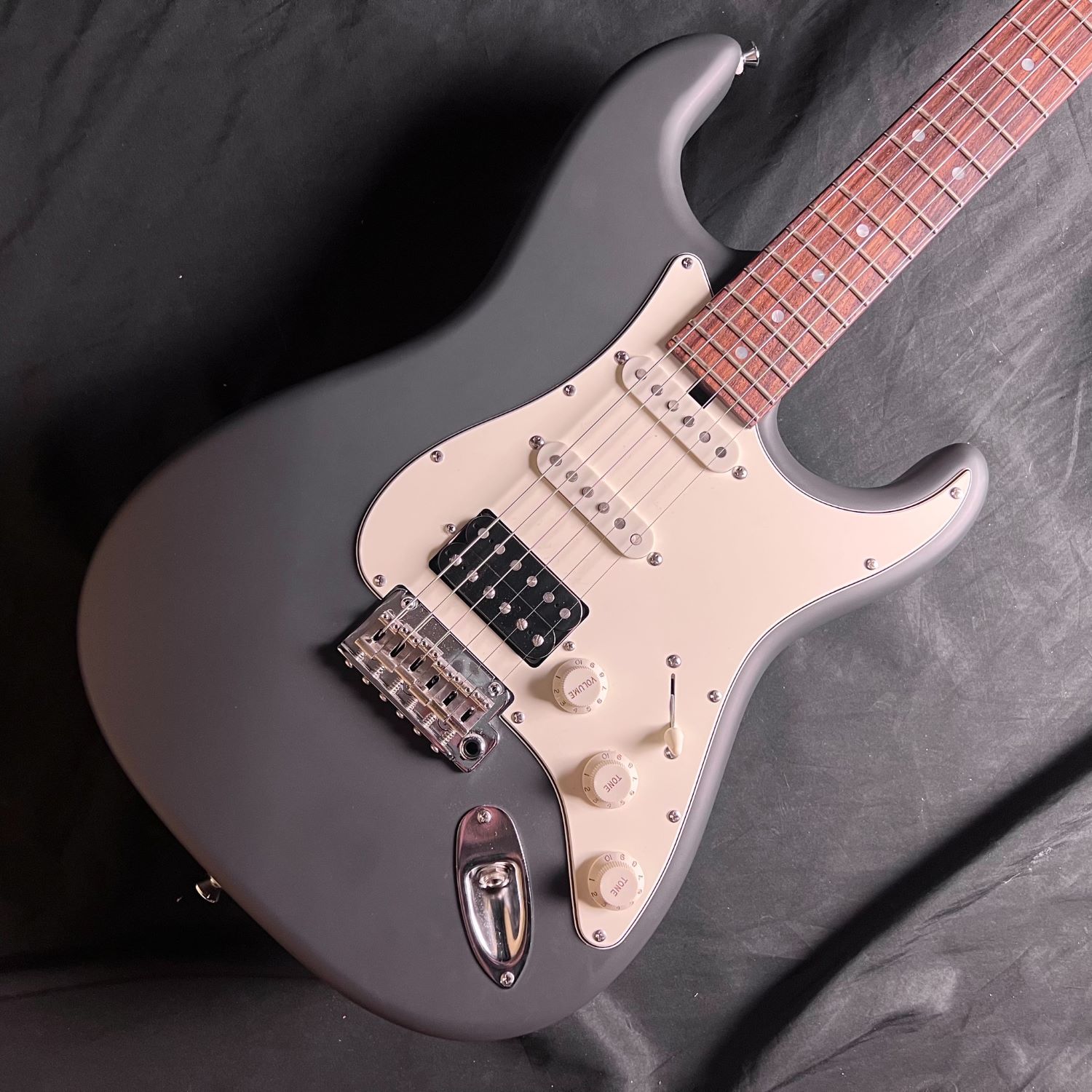 商品の詳細、状態などは【 横浜ビブレ店 】045-314-5255または『商品についてのお問合せ』ボタンよりお問合せ下さい。エレキギター / 国産 / 日本製 / 齋藤楽器工房フレット残り：9割トラスロッドの余裕：両方向余裕有り打痕：目立つ打痕無し傷や汚れ：目立つ傷や汚れ無し電装パーツ：問題無しジャック：問題無し重量：3.34kg●当サイトでは転売や営利目的としたご注文に関してはキャンセル対応をさせていただきます。●こちらの商品は店頭でも同時に販売しております。●店頭や他のサイトでの売却時には商品情報の削除は迅速な対応を心がけておりますが万が一ご注文後に売切れとなっておりました場合は誠に申し訳ありませんがご了承下さい。●商品によって調整等でお届けにお時間をいただく場合がございます。●当店ではお買い上げ明細書のお渡しは行っておりません。　ご希望の場合はご注文後、お問い合わせよりご連絡下さいませ。　メールにてPDF形式のものをお送りさせていただきます。