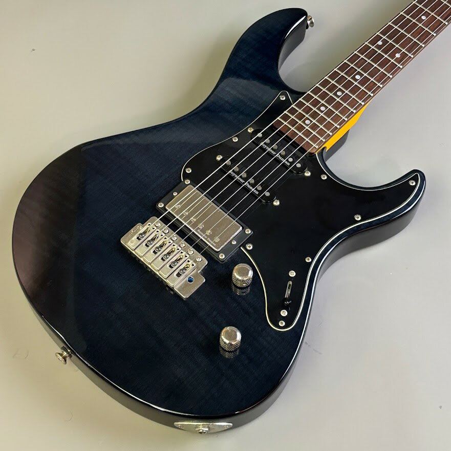 商品の詳細、状態などは【 そよら成田ニュータウン店 】0476-28-0511または『商品についてのお問合せ』ボタンよりお問合せ下さい。エレキギター【付属品】ソフトケース【特徴】1.多彩な音楽ジャンルに対応できるピックアップコンフィグレーションピックアップはフロントに Seymour Duncan社製のSSL-1を、センターには SSL-1 RwRp、リアにはカバードハムバッキング Custom5 を搭載。きらびやかな高域を持つクリーントーンが特長のSSL-1/SSL-1 RwRp と適度にブライト感を抑えながら粘りのある独特なハムバッキングサウンドを創出するカバード Custom5 のコンビネーションは、幅広い音作りに対応可能。多彩な音楽ジャンルで活躍できる 1 本に仕上がっています。2.クオリティの高いパーツを搭載トレモロユニットには、Wilkinson 社製 VS-50 を採用。スムースなアーミングを実現しながらも Grover社製ロッキングチューナーと Graph Tech社製 Black TUSQナットとの組み合わせにより、安定したチューニングを実現します。【主な仕様】BODY アルダーNECK　メイプルFINGERBOARD　ローズウッド【状態】 ネック： まっすぐ トラスロッド： 余裕あり フレット残： 8.5割 弦高： 6弦側 1.75mm 1弦側 1.75mm （12F上） 電装系： 問題なし 状態： 傷や汚れも少なく演奏状態良好です 【保証】6か月※日本国内のみ有効●当サイトでは転売や営利目的としたご注文に関してはキャンセル対応をさせていただきます。●こちらの商品は店頭でも同時に販売しております。●店頭や他のサイトでの売却時には商品情報の削除は迅速な対応を心がけておりますが万が一ご注文後に売切れとなっておりました場合は誠に申し訳ありませんがご了承下さい。●商品によって調整等でお届けにお時間をいただく場合がございます。●当店ではお買い上げ明細書のお渡しは行っておりません。　ご希望の場合はご注文後、お問い合わせよりご連絡下さいませ。　メールにてPDF形式のものをお送りさせていただきます。