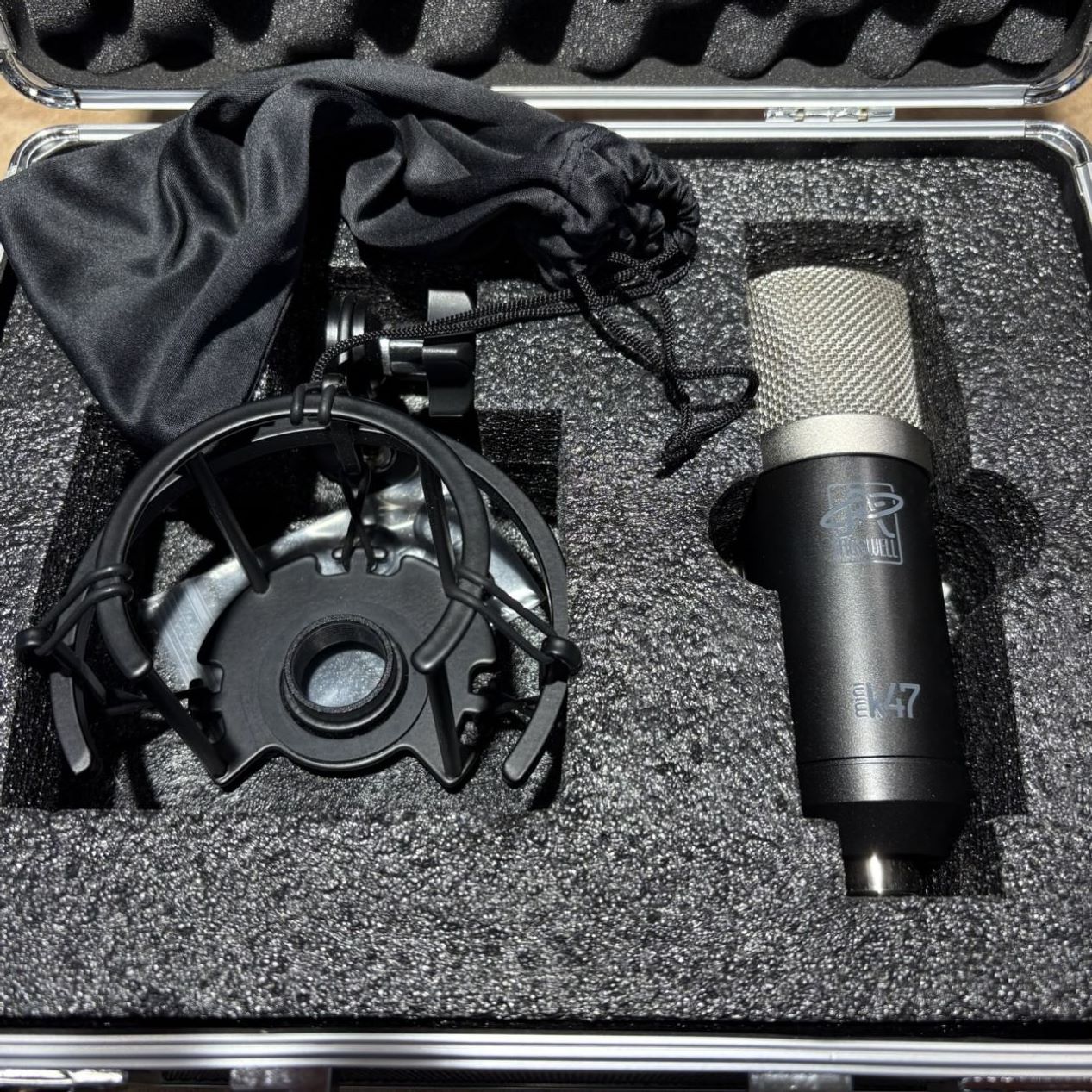 商品の詳細、状態などは【 三宮オーパ店 】078-327-3611または『商品についてのお問合せ』ボタンよりお問合せ下さい。PA / レコーディング機器 / REC / マイク / コンデンサーマイクハイ・コストパフォーマンスなコンデンサーが入荷！傷や汚れ：目立ったもの無し動作状況：異常無し●当サイトでは転売や営利目的としたご注文に関してはキャンセル対応をさせていただきます。●こちらの商品は店頭でも同時に販売しております。●店頭や他のサイトでの売却時には商品情報の削除は迅速な対応を心がけておりますが万が一ご注文後に売切れとなっておりました場合は誠に申し訳ありませんがご了承下さい。●商品によって調整等でお届けにお時間をいただく場合がございます。●当店ではお買い上げ明細書のお渡しは行っておりません。　ご希望の場合はご注文後、お問い合わせよりご連絡下さいませ。　メールにてPDF形式のものをお送りさせていただきます。