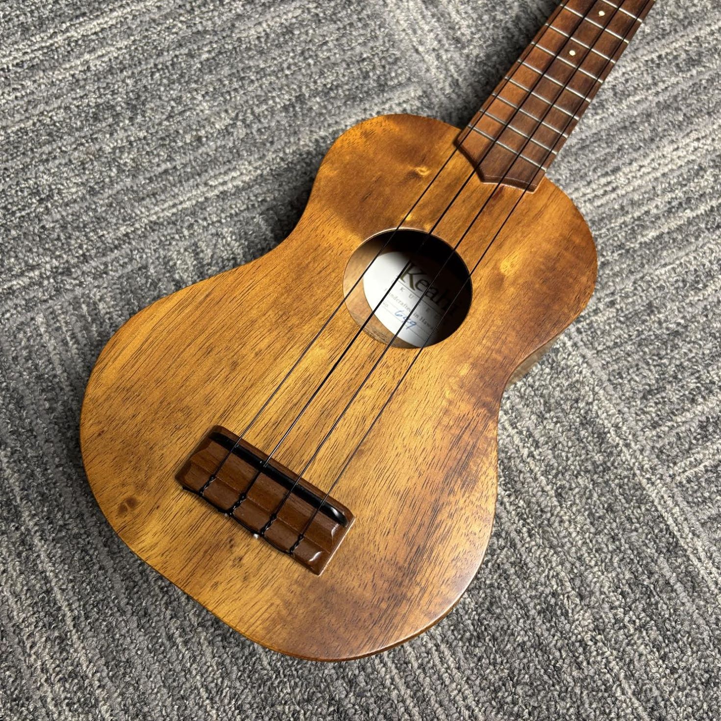 商品の詳細、状態などは【 イオンモール天童店 】023-656-8240または『商品についてのお問合せ』ボタンよりお問合せ下さい。ウクレレ / ソプラノサイズハワイのウクレレメーカーKeahiのソプラノウクレレ。詳細スペック不明となっております。目立つ傷もなく、問題なく使用可能です。●当サイトでは転売や営利目的としたご注文に関してはキャンセル対応をさせていただきます。●こちらの商品は店頭でも同時に販売しております。●店頭や他のサイトでの売却時には商品情報の削除は迅速な対応を心がけておりますが万が一ご注文後に売切れとなっておりました場合は誠に申し訳ありませんがご了承下さい。●商品によって調整等でお届けにお時間をいただく場合がございます。●当店ではお買い上げ明細書のお渡しは行っておりません。　ご希望の場合はご注文後、お問い合わせよりご連絡下さいませ。　メールにてPDF形式のものをお送りさせていただきます。