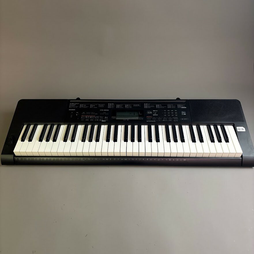 商品の詳細、状態などは【 そよら成田ニュータウン店 】0476-28-0511または『商品についてのお問合せ』ボタンよりお問合せ下さい。ピアノ / キーボード【付属品】譜面立て、電源アダプター、ケース、ペダル【特徴】軽量でスリムなボディにリアルなピアノ音とタッチ感に優れた鍵盤を搭載。タッチレスポンス機能、400音色、150リズム、レッスン機能などを搭載しています。【主な仕様】サイズ/質量幅 946mm高さ 92mm奥行き 307mm質量 約3.5(電池含まず)鍵盤数 61【状態】動作問題なし。【保証】なし●当サイトでは転売や営利目的としたご注文に関してはキャンセル対応をさせていただきます。●こちらの商品は店頭でも同時に販売しております。●店頭や他のサイトでの売却時には商品情報の削除は迅速な対応を心がけておりますが万が一ご注文後に売切れとなっておりました場合は誠に申し訳ありませんがご了承下さい。●商品によって調整等でお届けにお時間をいただく場合がございます。●当店ではお買い上げ明細書のお渡しは行っておりません。　ご希望の場合はご注文後、お問い合わせよりご連絡下さいませ。　メールにてPDF形式のものをお送りさせていただきます。