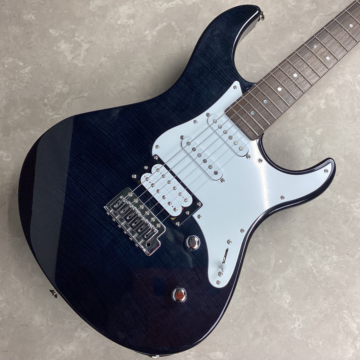 商品の詳細、状態などは【 イオンモール鈴鹿店 】059-375-0538または『商品についてのお問合せ』ボタンよりお問合せ下さい。エレキギター ボディ：フレイムメイプル(FM)＋アルダー ネック：メイプル 指板：ローズウッド フレット：22/ミディアムフレット スケール：648mm ネックジョイント：ボルトオン ペグ：ダイキャスト ナット／ナット幅：ユリア/41mm ブリッジ／サドル：ビンテージタイプ（ブロックサドル） ピックアップ：シングル（アルニコV）×2、ハムバッキング（アルニコV）×1 コントロール：マスターボリューム、マスタートーン（＋コイルタップスイッチ） 重量：3.3kgフレット減り：ほとんど無しトラスロッドの余裕：余裕あり打痕：バックに小さい打痕あり傷や汚れ：バックに小さな傷あり電装パーツ：問題なしジャック：問題なし重量：3.3kgバックの傷以外はかなり綺麗な個体です。付属品：ソフトケース、アーム、取扱説明書●当サイトでは転売や営利目的としたご注文に関してはキャンセル対応をさせていただきます。●こちらの商品は店頭でも同時に販売しております。●店頭や他のサイトでの売却時には商品情報の削除は迅速な対応を心がけておりますが万が一ご注文後に売切れとなっておりました場合は誠に申し訳ありませんがご了承下さい。●商品によって調整等でお届けにお時間をいただく場合がございます。●当店ではお買い上げ明細書のお渡しは行っておりません。　ご希望の場合はご注文後、お問い合わせよりご連絡下さいませ。　メールにてPDF形式のものをお送りさせていただきます。