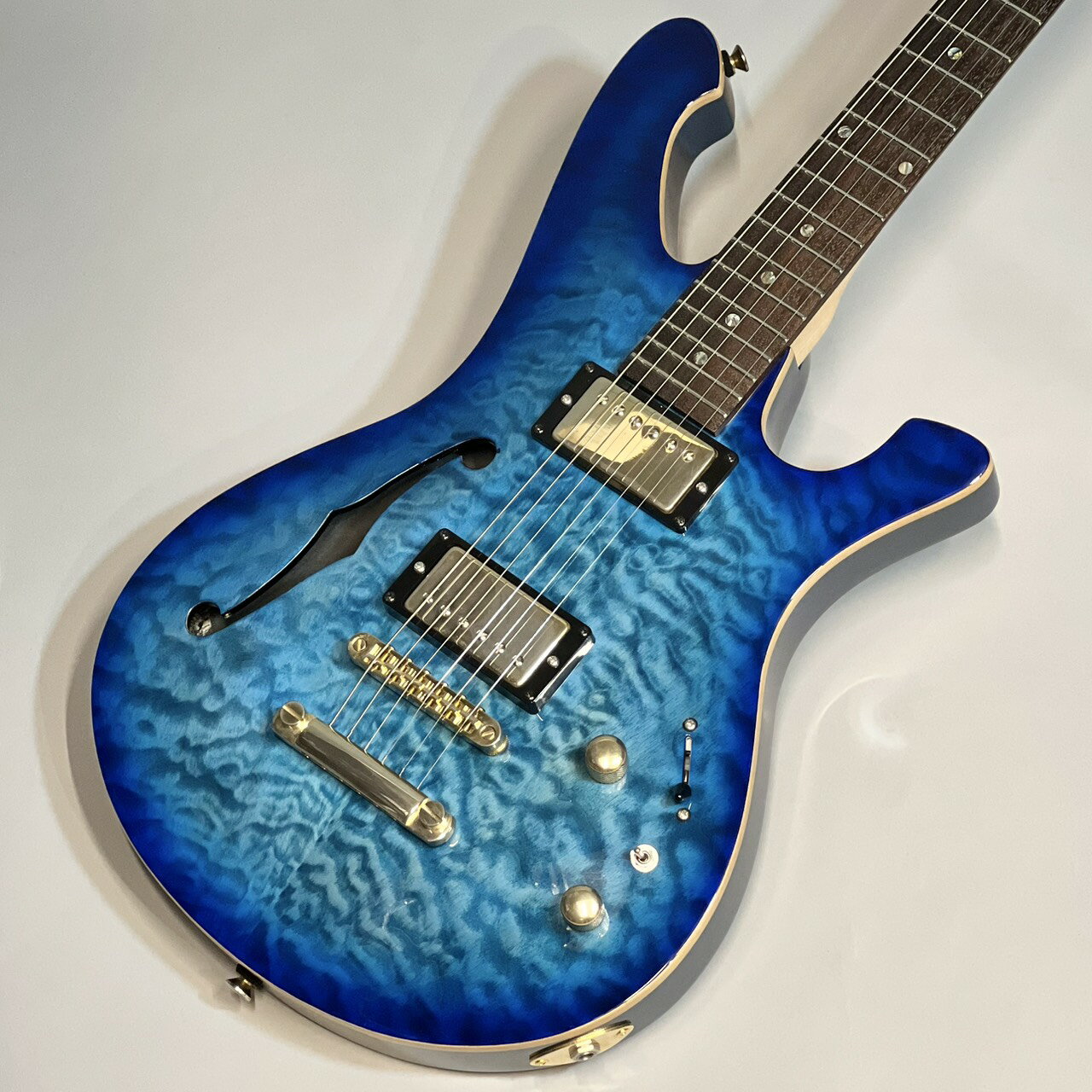 商品の詳細、状態などは【 イオンモール須坂店 】026-403-0730または『商品についてのお問合せ』ボタンよりお問合せ下さい。エレキギター / 国産 / 日本製【付属品】ソフトケース【保証】なし【特徴】MD-G1/R を継承しボルトオンで構成されるモデル。トラディショナルなルックスから出る音はブライトでアタック感の有るサウンドに仕上がっています。メイプル削り出しトップにキルトメイプルをラミネイトしたアーチドトップ、そしてアルダーをバックに採用したボディ。MDが開発したオリジナルハムバッカーを2基搭載し、タップスイッチを使用しても埋もれない芯の有る音と多彩な音色の幅を実現しています。ロトマチックタイプのロックペグ、ストップテールピースなどしっかりとした精度をほこるハードウェアにはゴールドパーツを採用し、ゴージャスなルックスに仕上がっています。【SPEC】Body : Maple Arched top covered Quilted Maple Solid Alder Back & Hollow-chamber construction.Neck :MapleJoint：Bolt-OnFingerboard :RosewoodScale :24.75inches / 22Frets.Machine head :Rotomatic-type Locking-Tuner GoldTail Piece :Stop Tail Piece GoldPickups :MM-Produced Original Humbacker ×2Control：Master Volume , Master Tone 3way lever-SW, 1 Coiltap-SW【状態】・使用に伴う小さな打痕や擦り傷が全体的にございます。・ゴールドパーツにくすみ、メッキ落ちなどがございます。・コイルタップスイッチに軽いスイッチノイズがございます。・ネック状態おおむね良好・トラスロッド余裕あり・フレット残8割以上●当サイトでは転売や営利目的としたご注文に関してはキャンセル対応をさせていただきます。●こちらの商品は店頭でも同時に販売しております。●店頭や他のサイトでの売却時には商品情報の削除は迅速な対応を心がけておりますが万が一ご注文後に売切れとなっておりました場合は誠に申し訳ありませんがご了承下さい。●商品によって調整等でお届けにお時間をいただく場合がございます。●当店ではお買い上げ明細書のお渡しは行っておりません。　ご希望の場合はご注文後、お問い合わせよりご連絡下さいませ。　メールにてPDF形式のものをお送りさせていただきます。