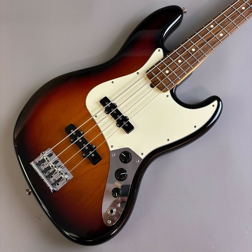 商品の詳細、状態などは【 そよら成田ニュータウン店 】0476-28-0511または『商品についてのお問合せ』ボタンよりお問合せ下さい。ベース / ジャズベース / ジャズベ【付属品】純正ハードケース 【特徴】American Professional II Jazz Bassは、60年以上に渡る革新、インスピレーション、進化を経て、現代のプレイヤーの要求に応えます。人気のSlim Cシェイプネックは、丁寧にエッジがロールオフされ、至高の演奏体験を約束する"Super-Natural"サテン仕上げが施されています。また新たに設計されたネックヒールを採用し、快適なフィーリングとハイポジションへの容易なアクセスを実現しました。新しいV-Mod II Jazz Bass Single-Coilピックアップは、これまで以上に繊細なトーンを奏で、Jazz Bassならではのパンチとクラリティを提供します。American Professional II Jazz Bassの手に馴染む感覚とサウンドの多様性は、手に取り、耳にした瞬間、すぐにお分かりいただけることでしょう。プロの楽器の新たなスタンダードとなるような幅広い改良が、American Professional IIシリーズには詰め込まれています。●2基のV-Mod II single-coil Jazz Bassピックアップ●丁寧なエッジ処理を施したSlim “C”ネックシェイプ●ボーンナット、20本のナロートールフレット●豊かなサスティンを実現するHiMass ヴィンテージブリッジ●Posiflexグラファイトトラスロッドを装備●デラックスハードケース付属ベース弦はERNiE BALL 2833（45-105）に交換済みです。2016年製。【主な仕様】BODY:AlderBody Finish:Gloss UrethaneNECK:MapleFINGER BOARD:RosewoodCONTROLS：Volume 1. (Middle Pickup), Volume 2. (Bridge Pickup), Master TonePickups：V-Mod II Single-Coil Jazz Bass 【状態】ネック：やや順反り トラスロッド：余裕あり フレット残：7割 弦高：4弦側 2.7mm 1弦側 2.4mm（12F上）重量：4.16kg 電装系：問題なし 状態：全体的に使用感がありますが、目立った塗装欠けやチェッキング等はありません。シリアル：US16111449【保証】6か月※保証は日本国内のみ有効●当サイトでは転売や営利目的としたご注文に関してはキャンセル対応をさせていただきます。●こちらの商品は店頭でも同時に販売しております。●店頭や他のサイトでの売却時には商品情報の削除は迅速な対応を心がけておりますが万が一ご注文後に売切れとなっておりました場合は誠に申し訳ありませんがご了承下さい。●商品によって調整等でお届けにお時間をいただく場合がございます。●当店ではお買い上げ明細書のお渡しは行っておりません。　ご希望の場合はご注文後、お問い合わせよりご連絡下さいませ。　メールにてPDF形式のものをお送りさせていただきます。